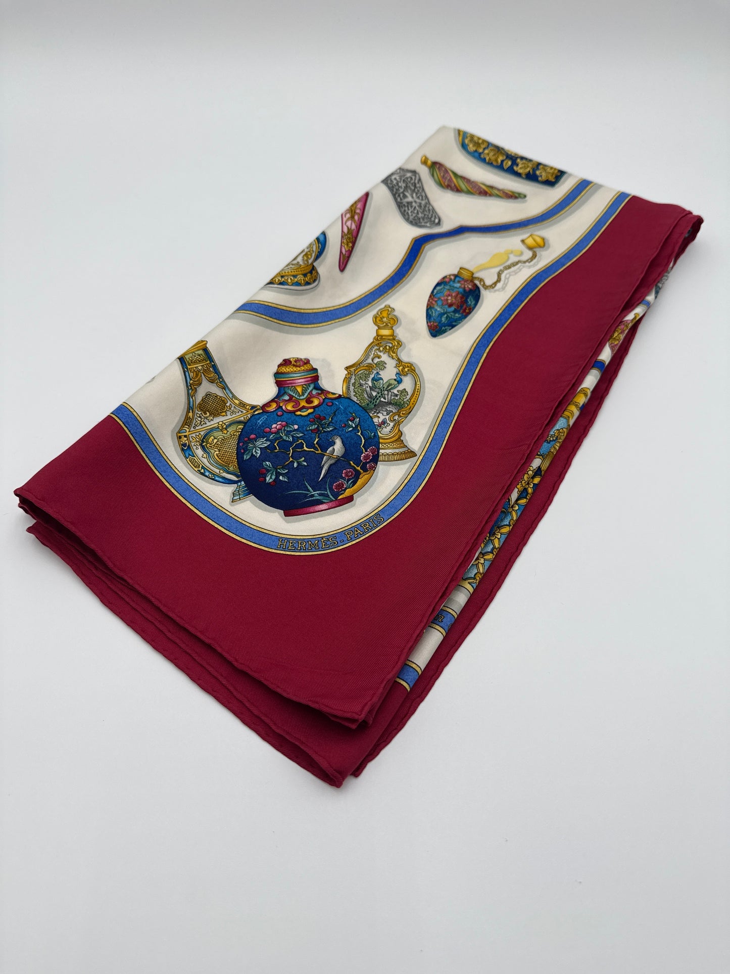 Hermès Foulard vintage carré seta “Qu’importe Le Flacon”