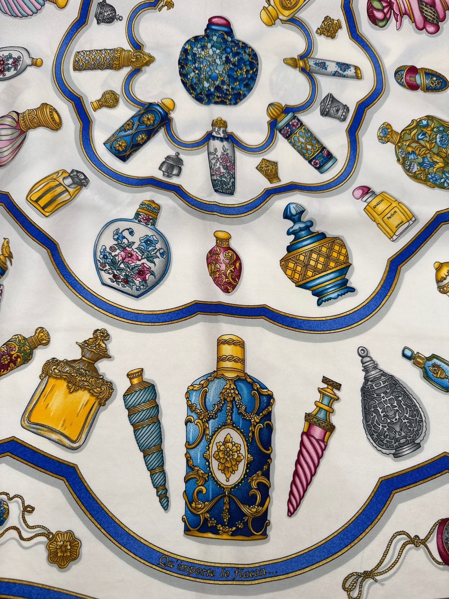 Hermès Foulard vintage carré seta “Qu’importe Le Flacon”