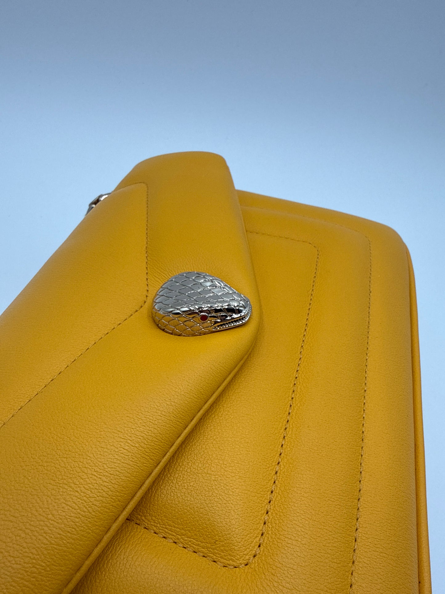 Bulgari Borsa Serpenti Reverse Mini in Pelle Gialla