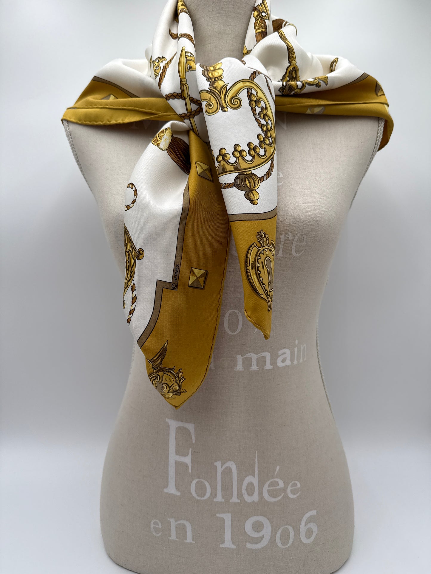 Hermès Foulard Seta Vintage Carrè giallo “Les Cles”