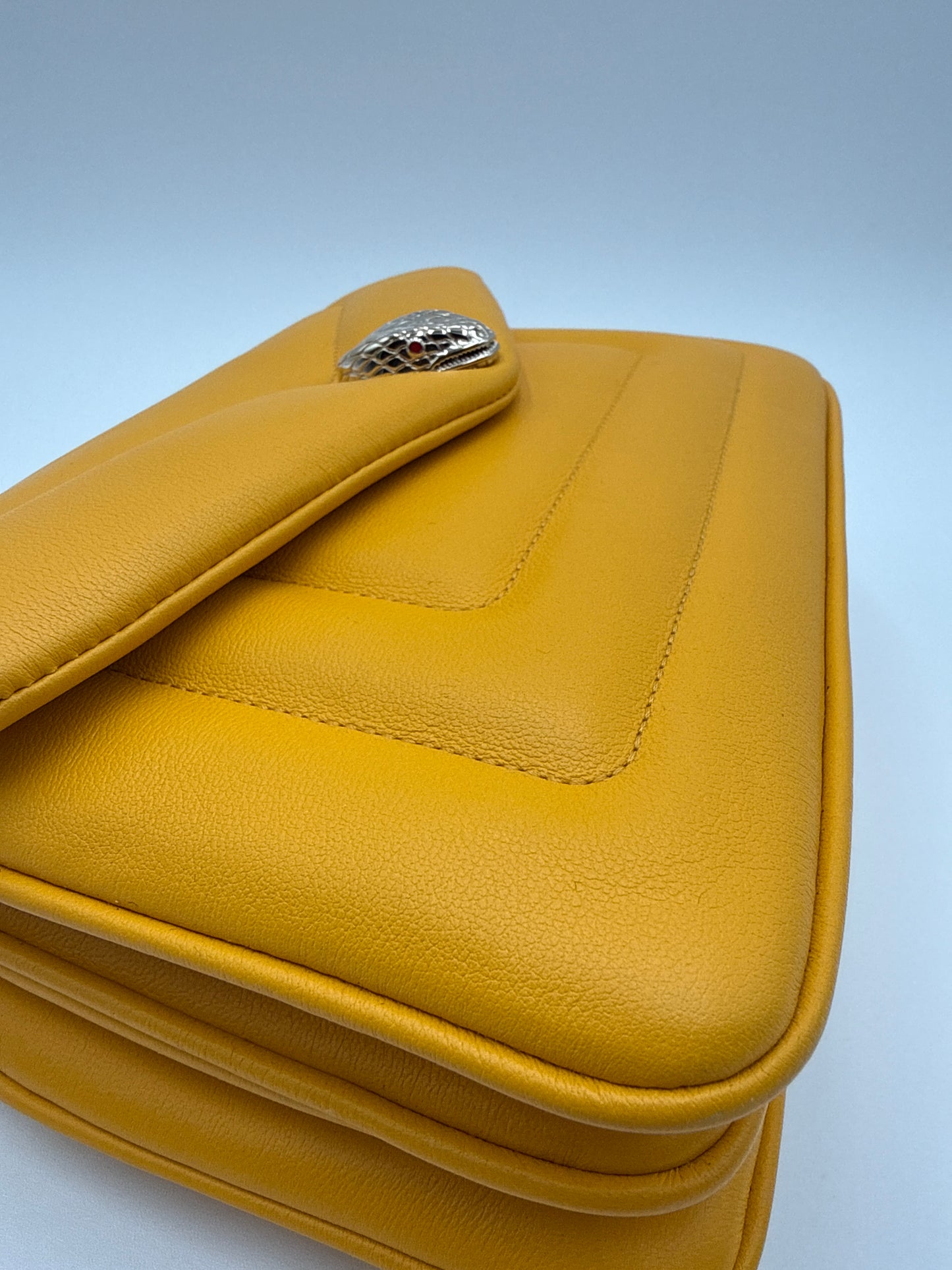 Bulgari Borsa Serpenti Reverse Mini in Pelle Gialla