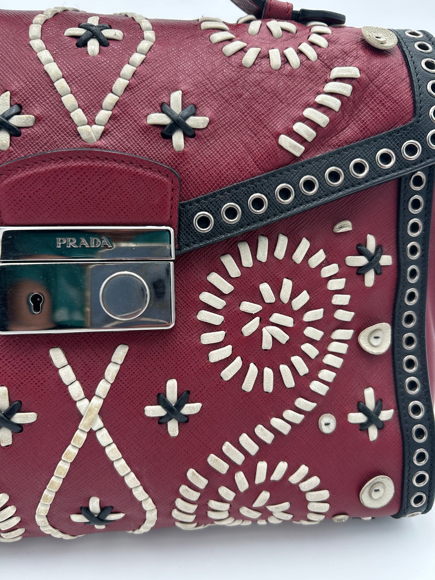 Prada Borsa in Pelle Saffiano con Decorazioni Bordeaux