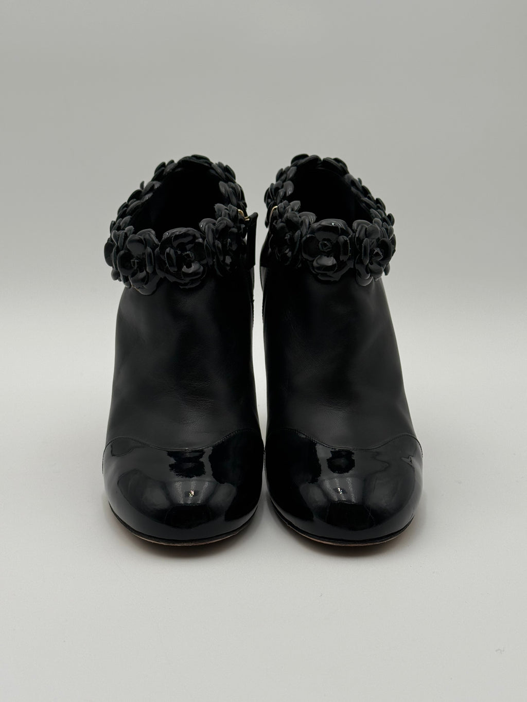 Chanel Stivaletto Camelia in Vernice Nero