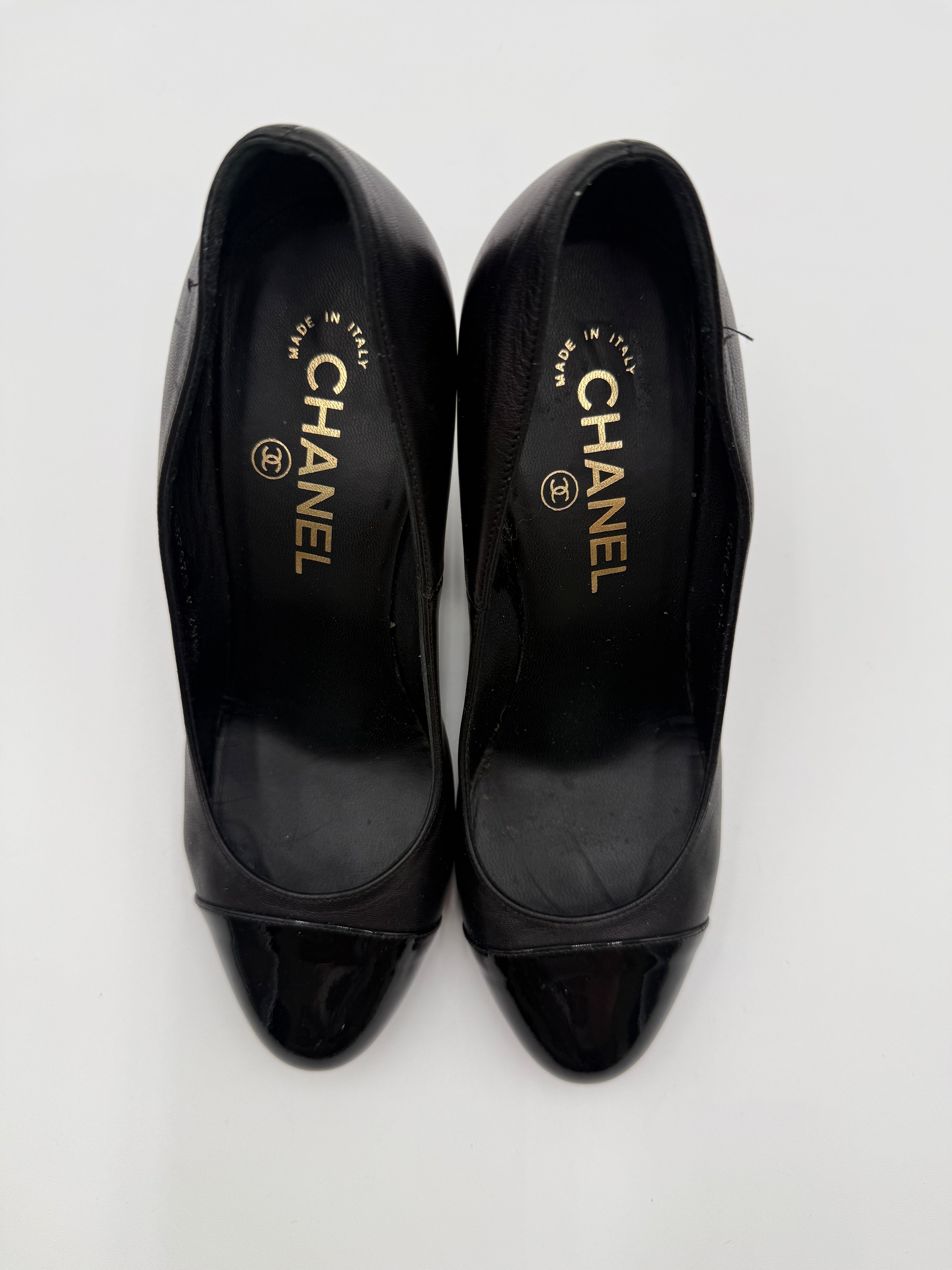 Chanel Décolté Cap- Toe in Pelle e Vernice Nera