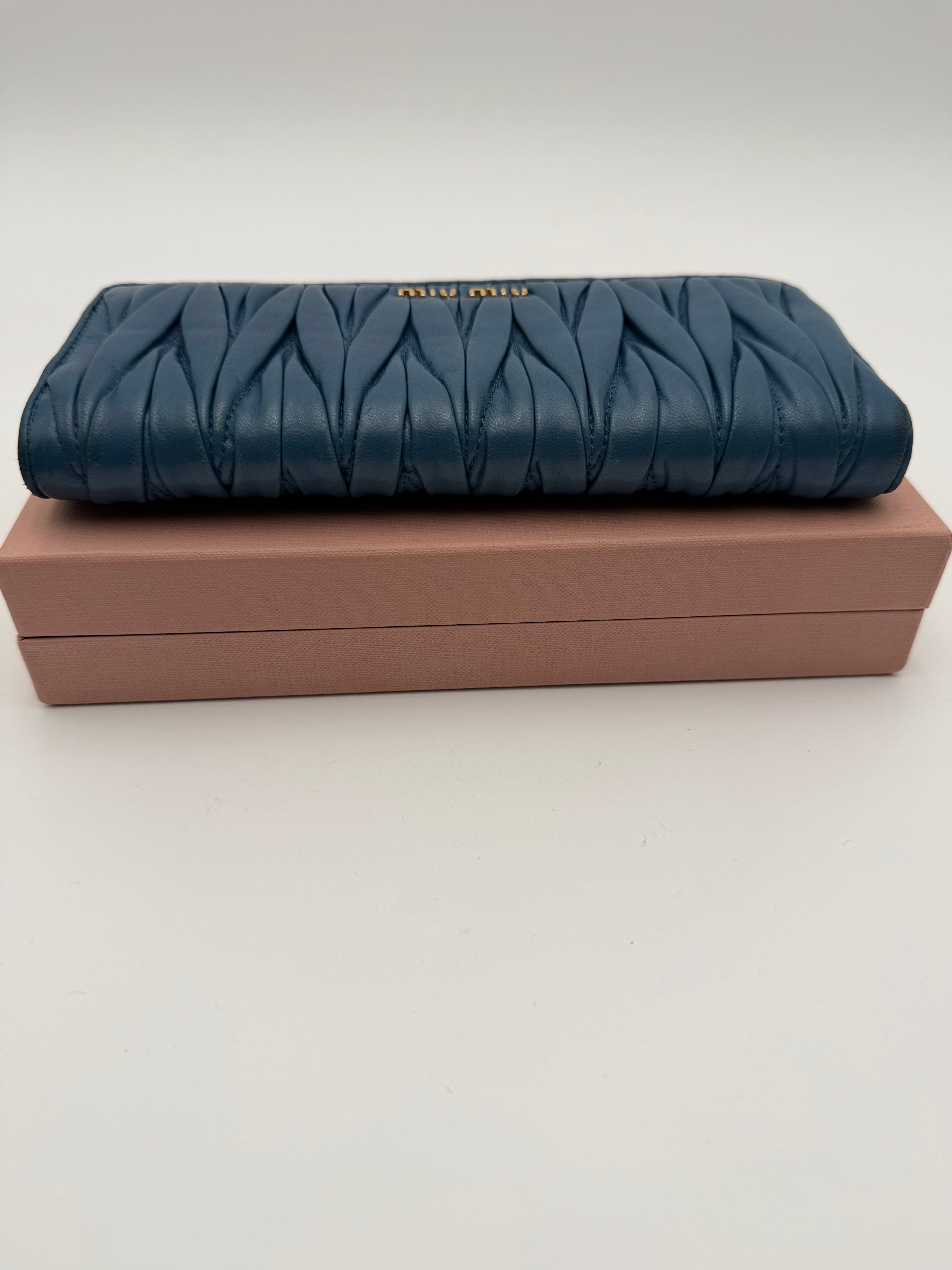 Miumiu Portafoglio in Pelle Matelassé Cobalto