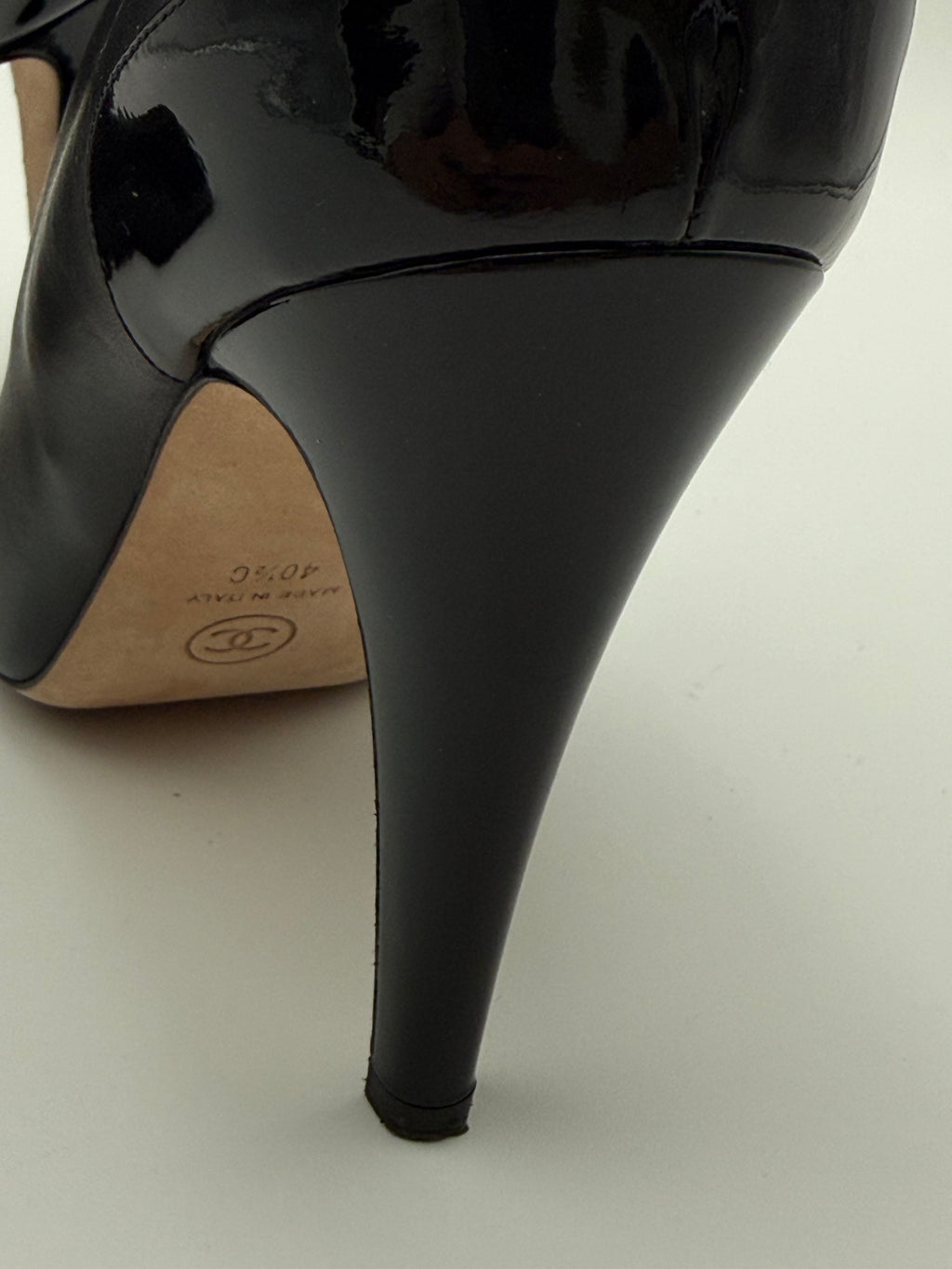 Chanel Stivaletto Camelia in Vernice Nero