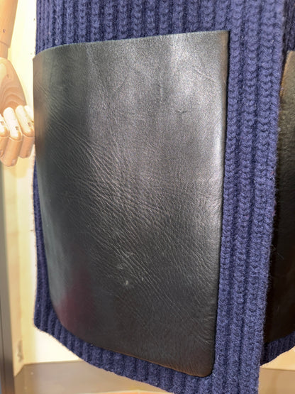 Céline  Caban in Maglia e Pelle