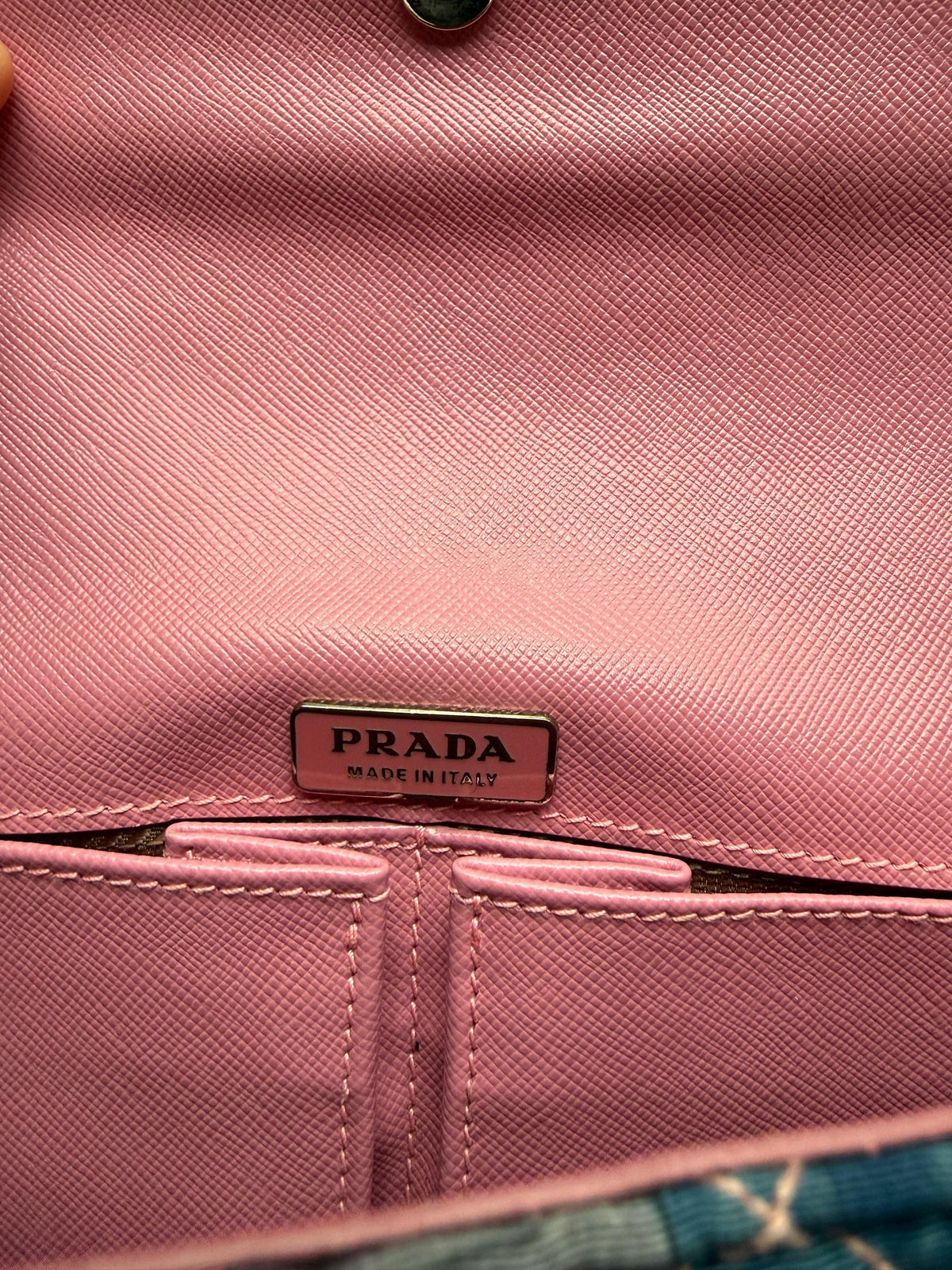 Prada Borsa Vintage Flap in Naylon Trapuntato con Motivo Floreale Rosa