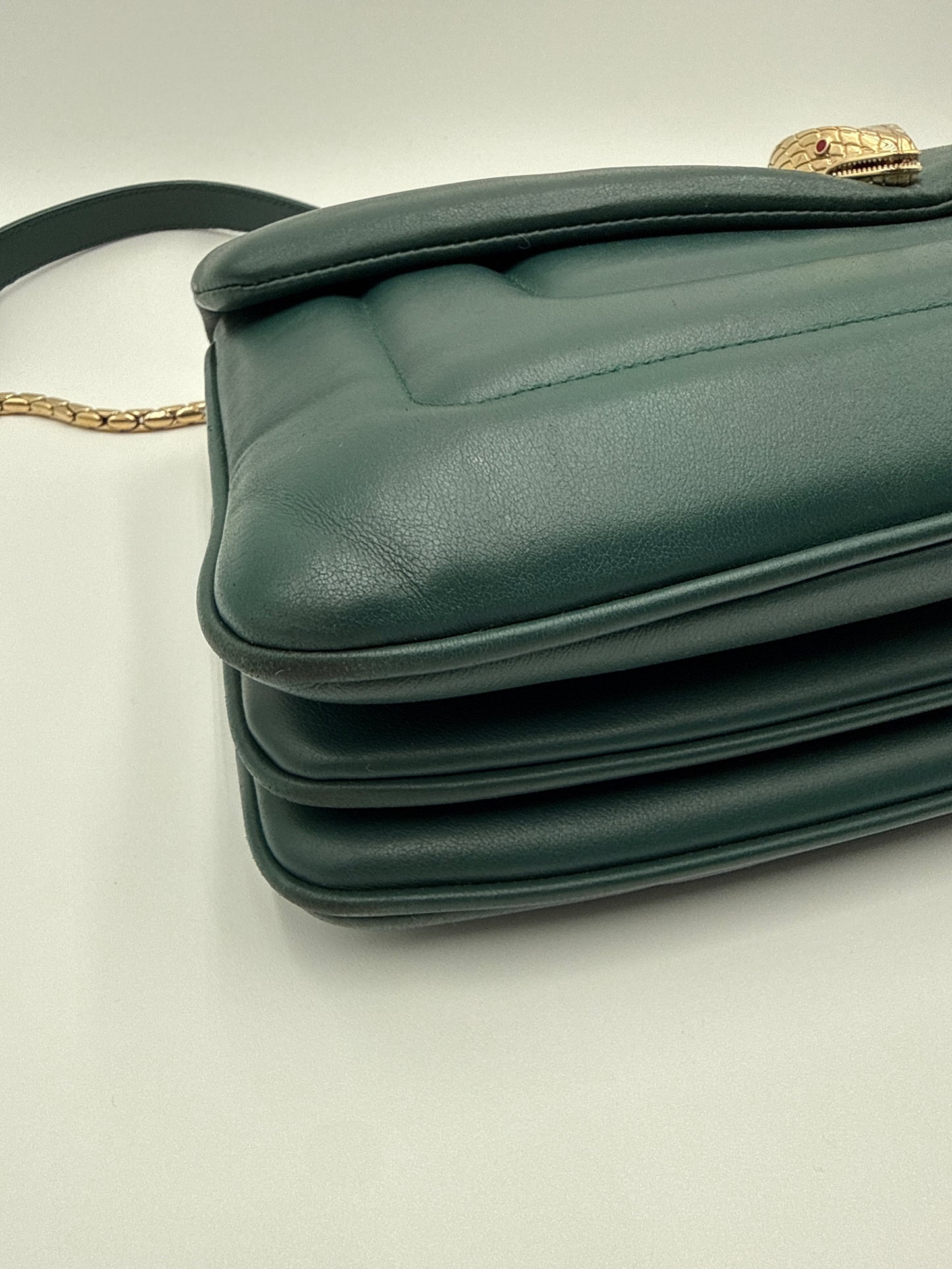 Bulgari Serpenti Borsa Reverse in Pelle di Vitello Smeraldo