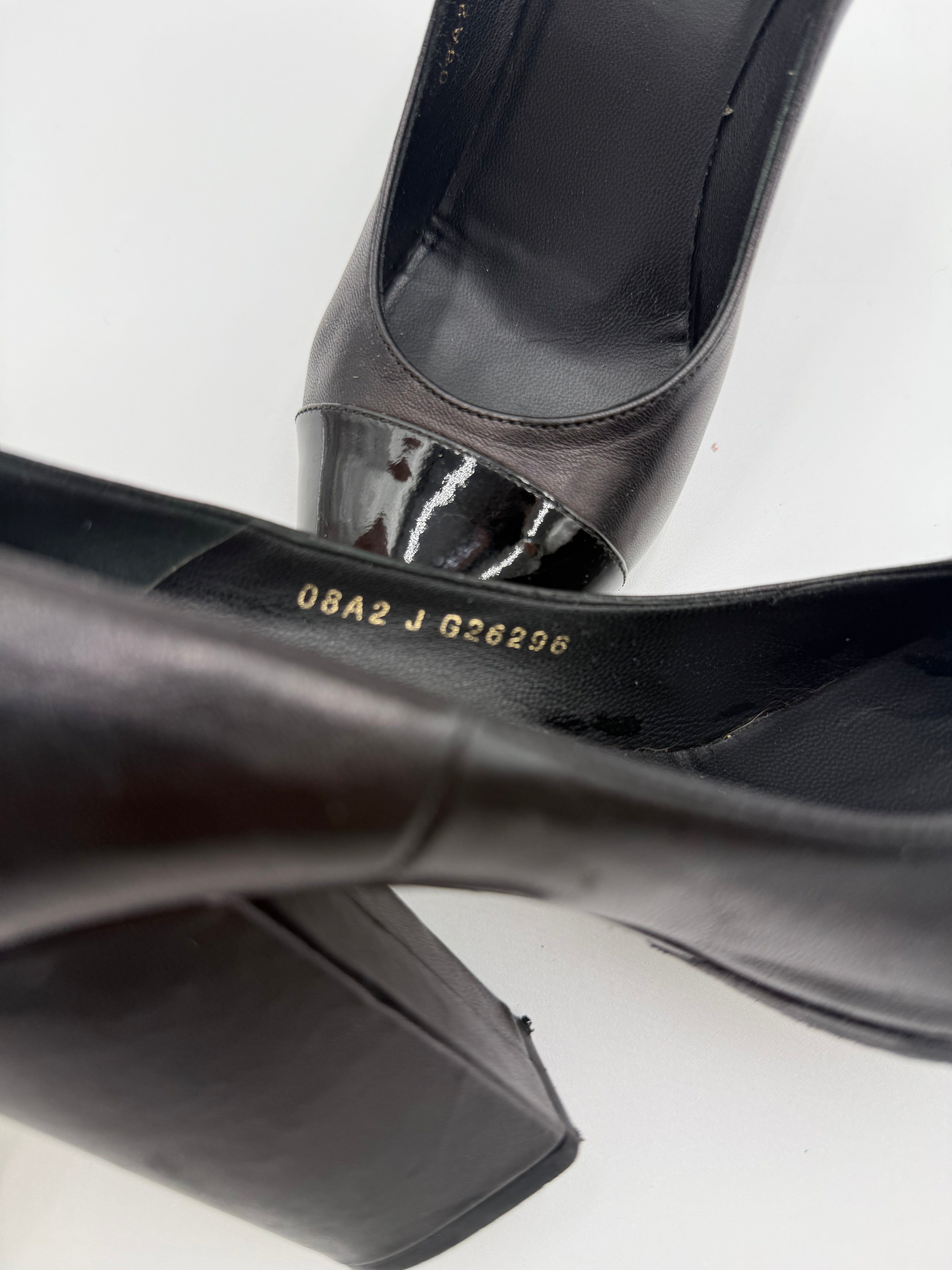 Chanel Décolté Cap- Toe in Pelle e Vernice Nera