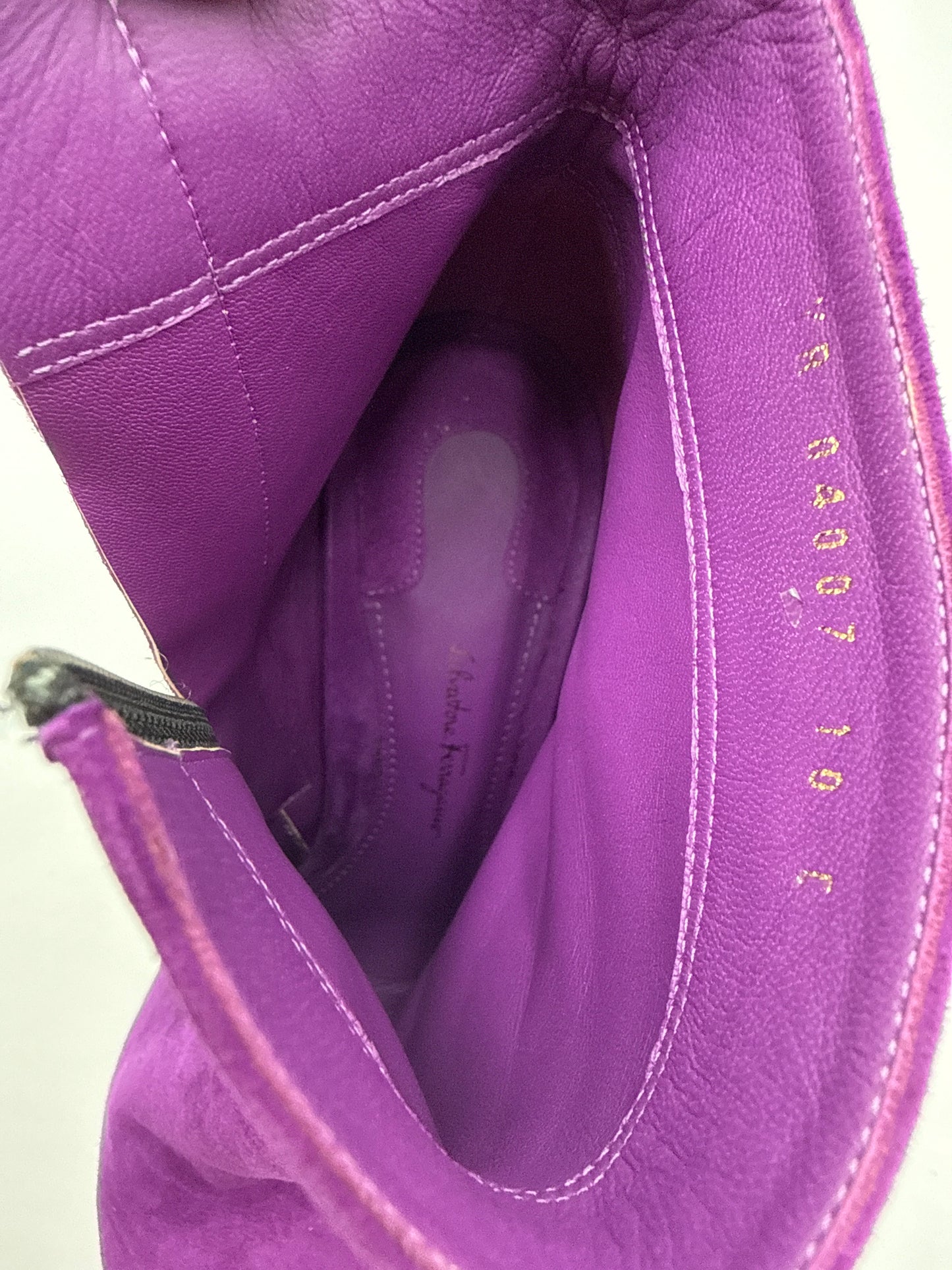 Salvatore Ferragamo Stivaletti Modello "Bolgheri" Cut-Out Bootie in Pelle Scamosciata Viola