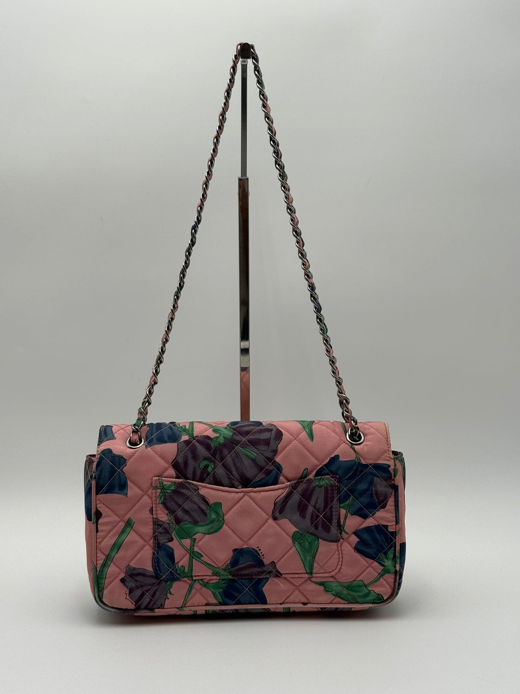Prada Borsa Vintage Flap in Naylon Trapuntato con Motivo Floreale Rosa