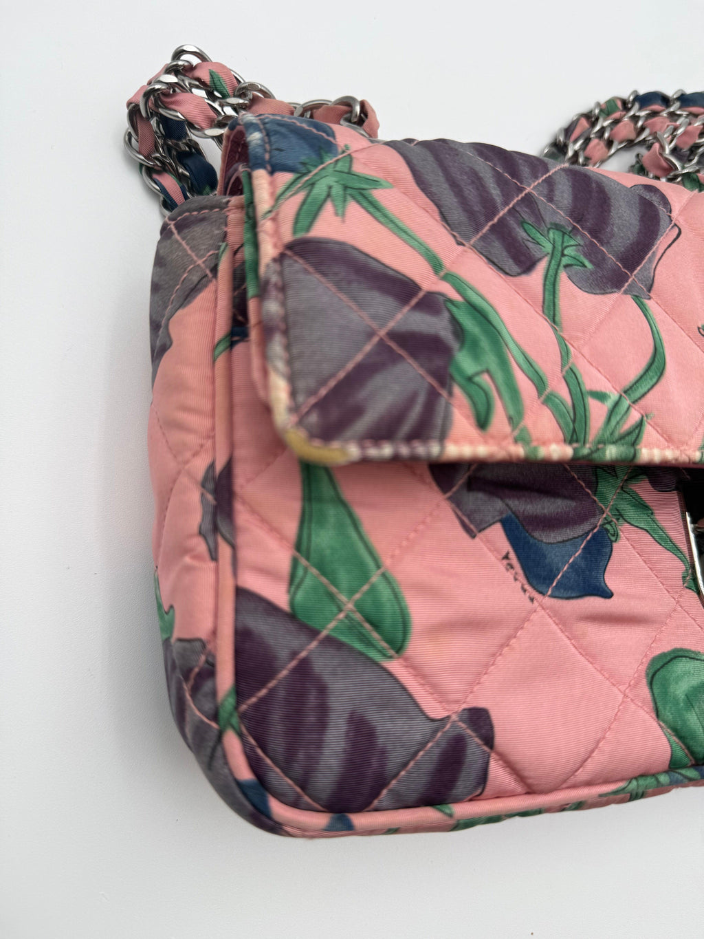 Prada Borsa Vintage Flap in Naylon Trapuntato con Motivo Floreale Rosa