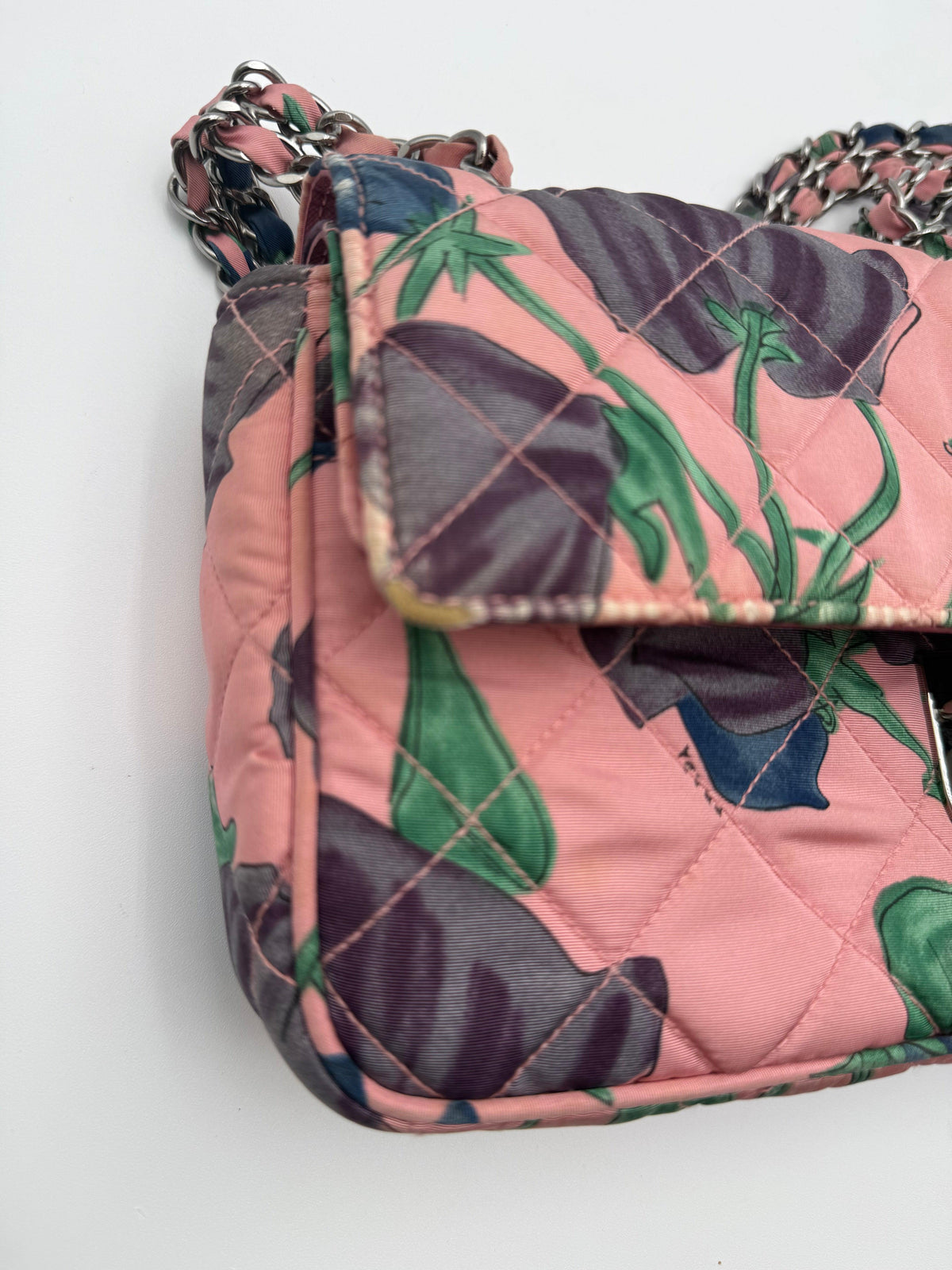 Prada Borsa Vintage Flap in Naylon Trapuntato con Motivo Floreale Rosa