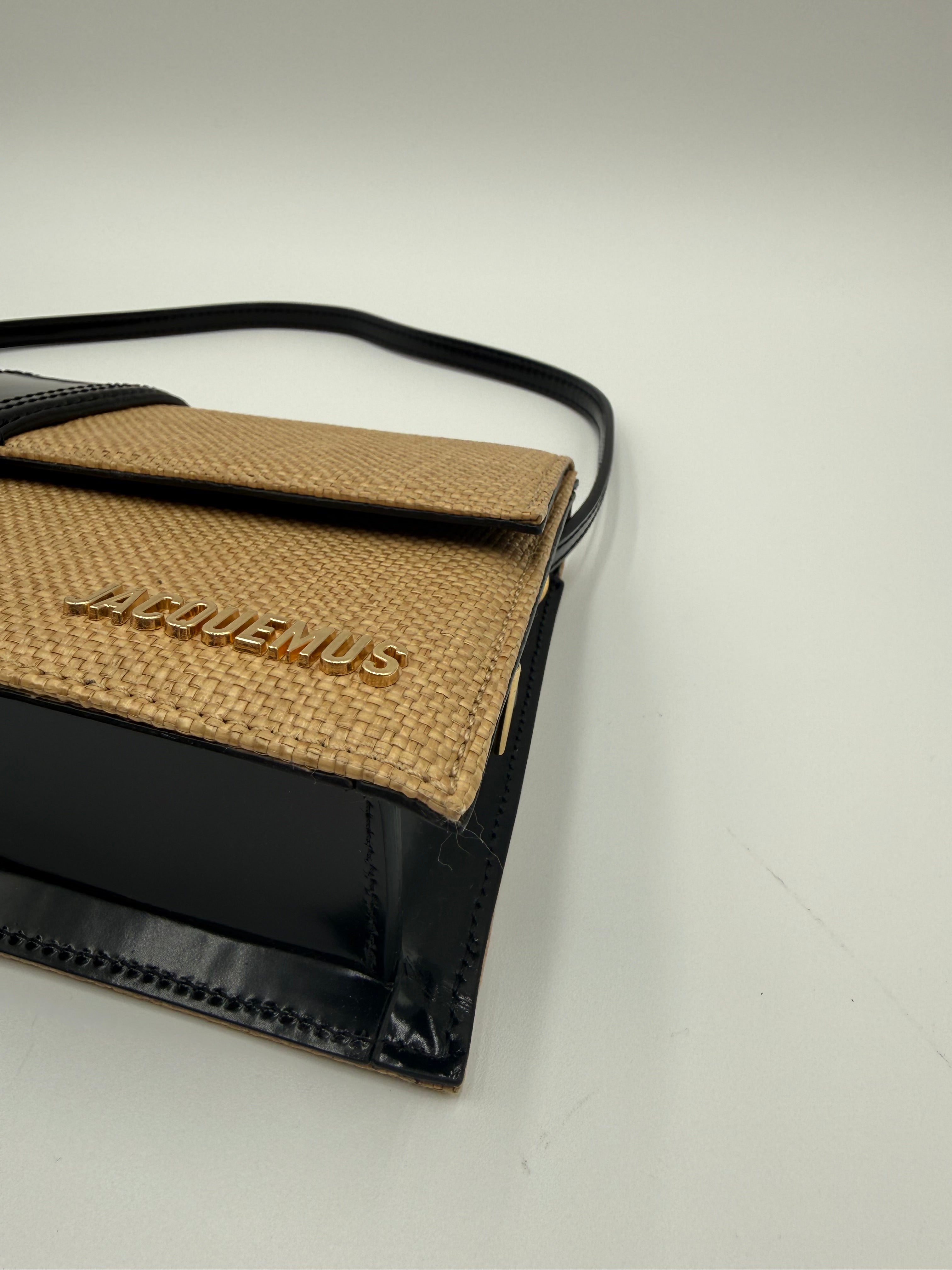 Jcquemus Borsa Le Bambino Long in tessuto Canvas intrecciato beige  con dettagli e tracolla in pelle nera.