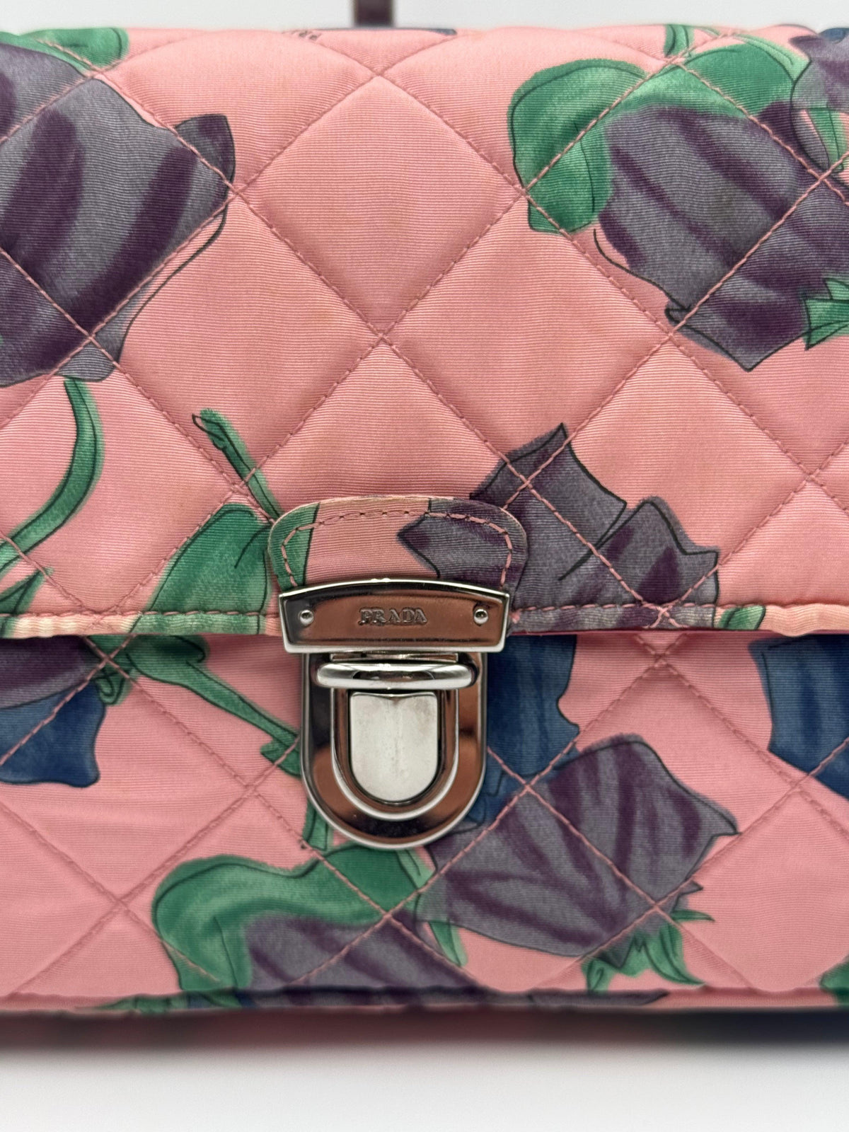 Prada Borsa Vintage Flap in Naylon Trapuntato con Motivo Floreale Rosa