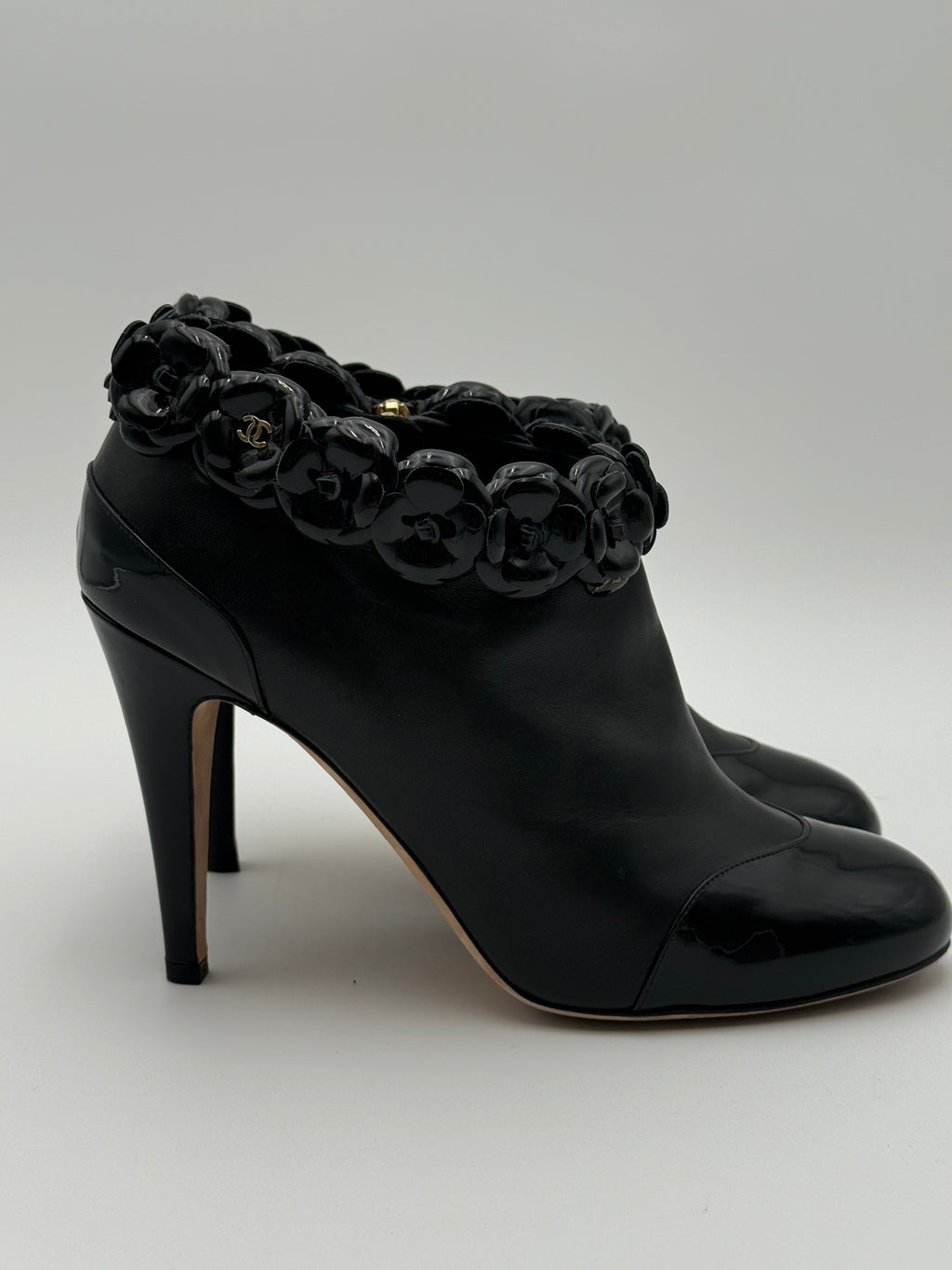 Chanel Stivaletto Camelia in Vernice Nero
