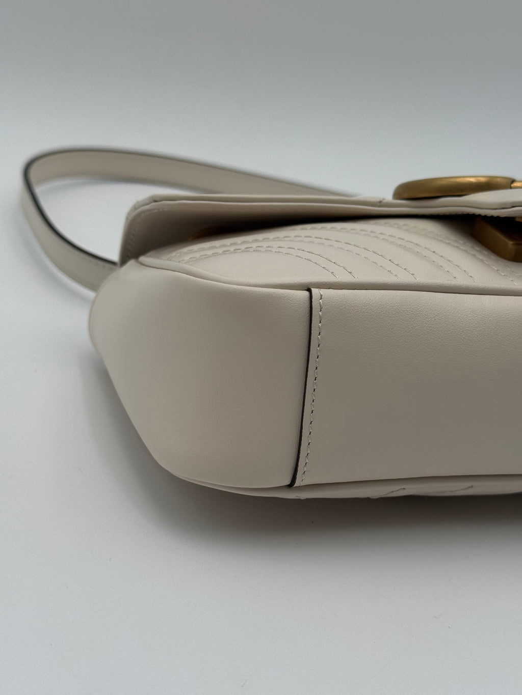 Borsa a Tracolla Gucci Marmont in Pelle Matelassè Small -Bianco Panna