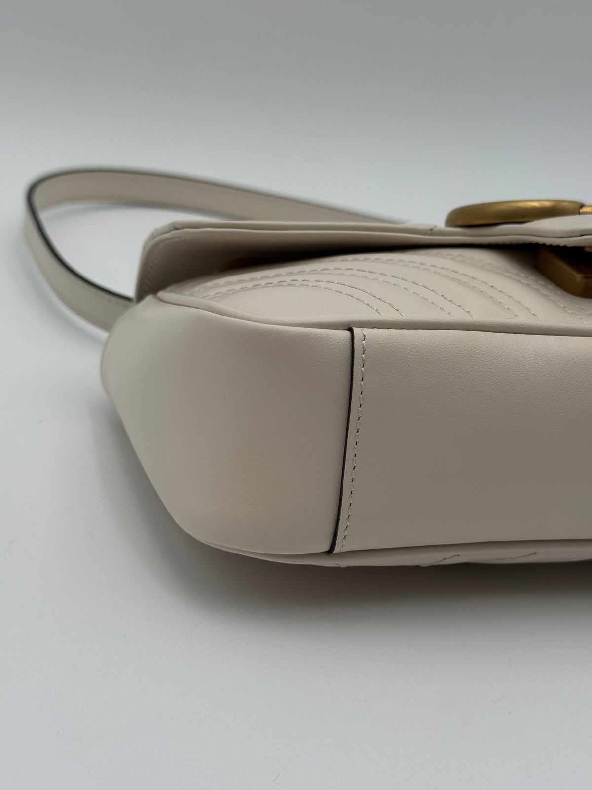 Borsa a Tracolla Gucci Marmont in Pelle Matelassè Small -Bianco Panna