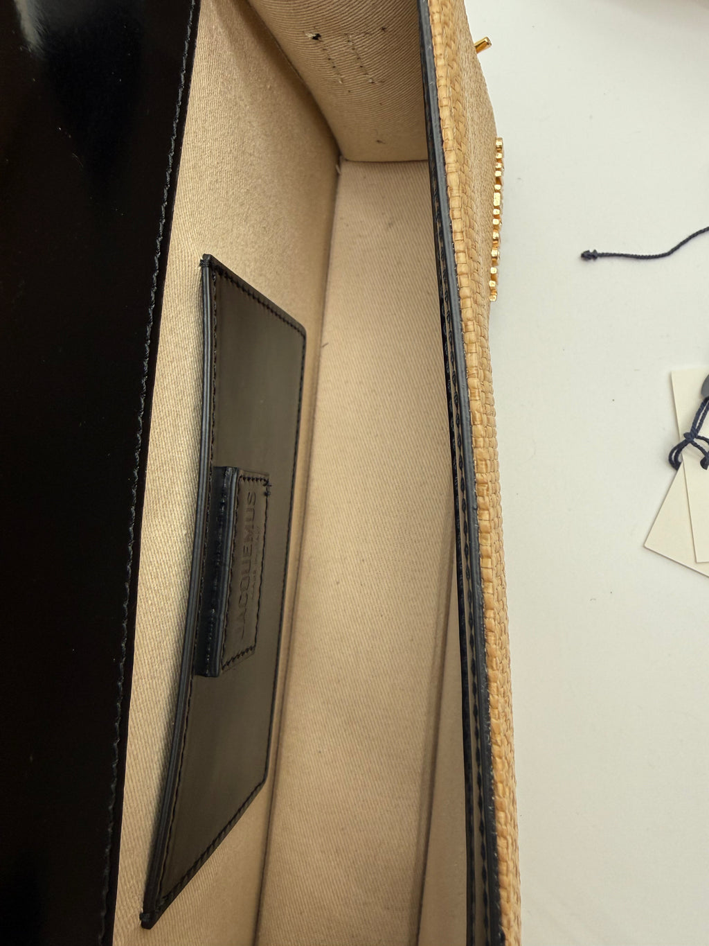 Jcquemus Borsa Le Bambino Long in tessuto Canvas intrecciato beige  con dettagli e tracolla in pelle nera.