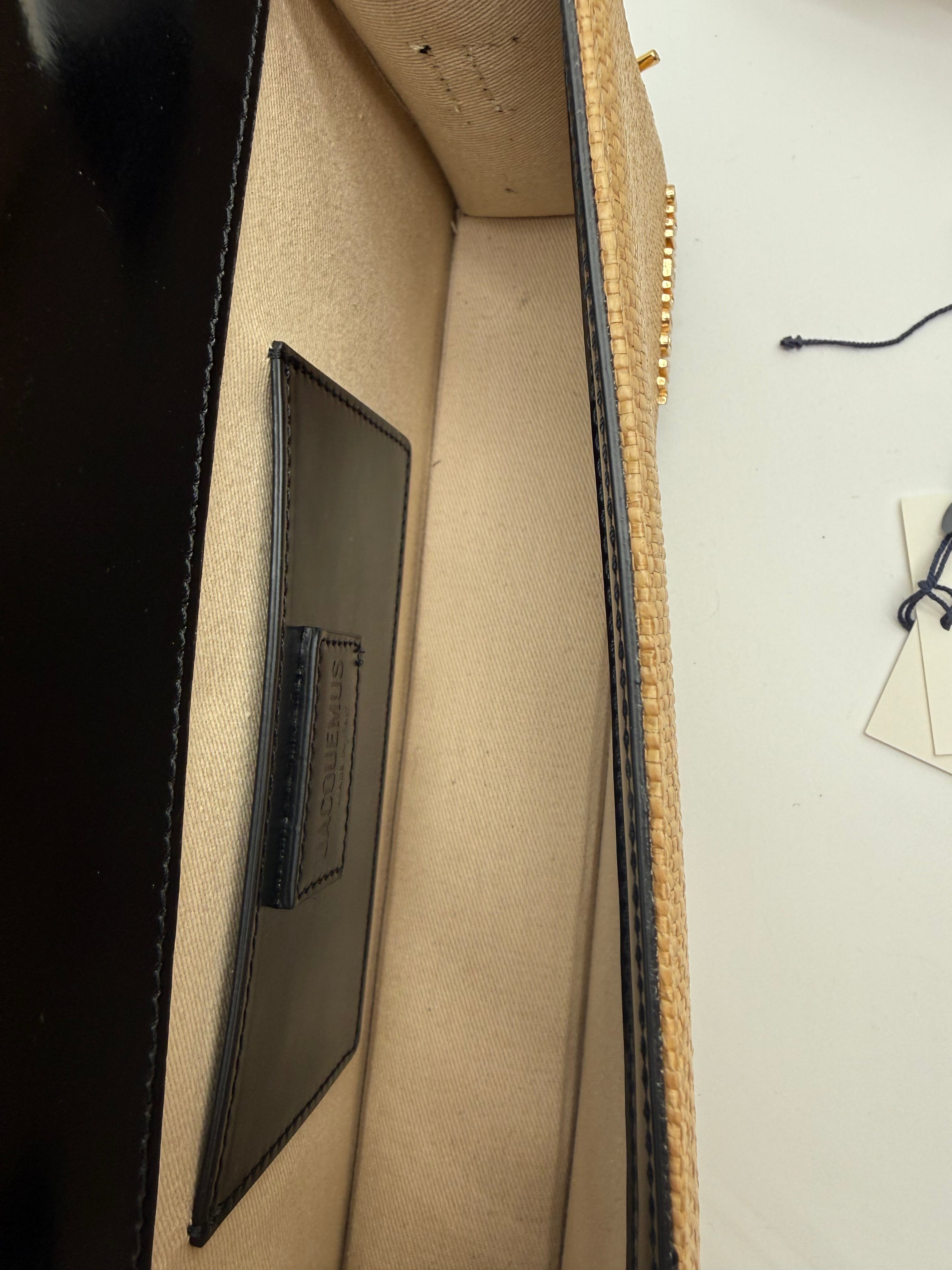 Jcquemus Borsa Le Bambino Long in tessuto Canvas intrecciato beige  con dettagli e tracolla in pelle nera.
