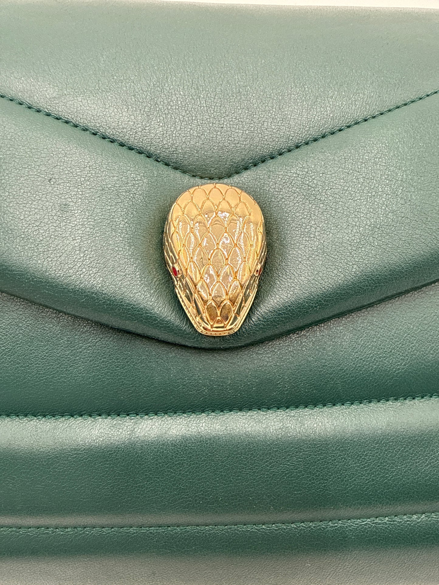 Bulgari Serpenti Borsa Reverse in Pelle di Vitello Smeraldo