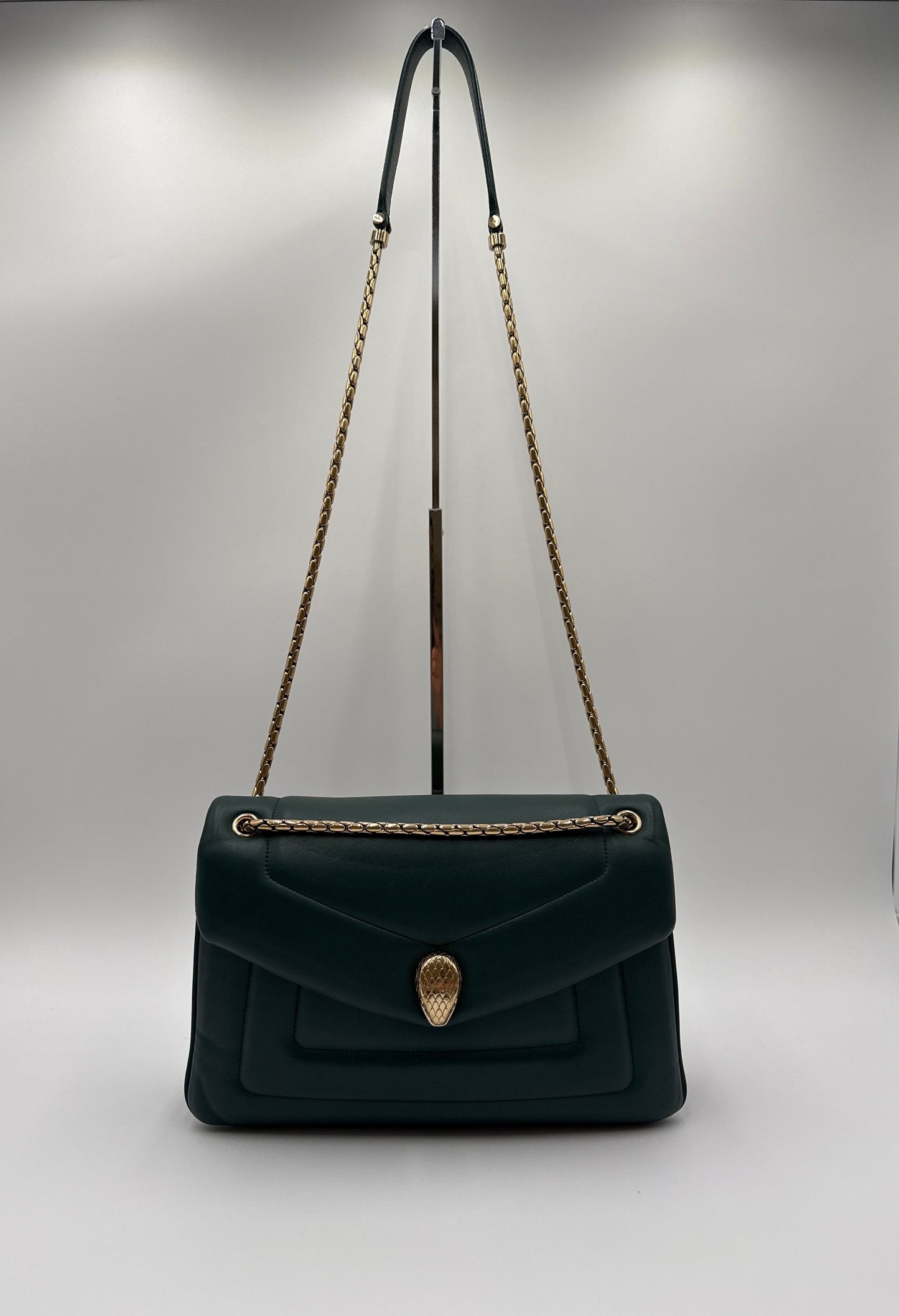 Bulgari Serpenti Borsa Reverse in Pelle di Vitello Smeraldo