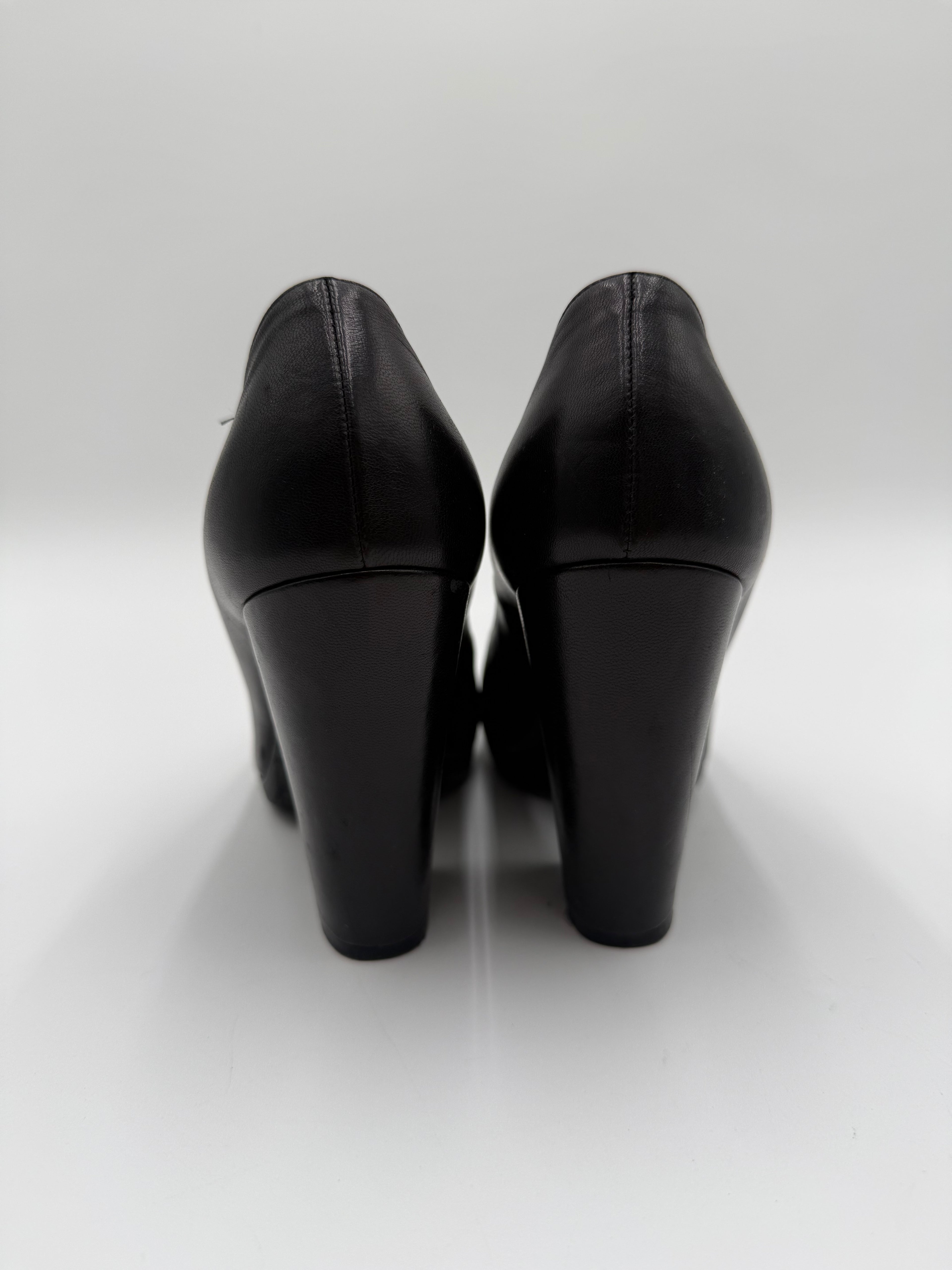 Chanel Décolté Cap- Toe in Pelle e Vernice Nera
