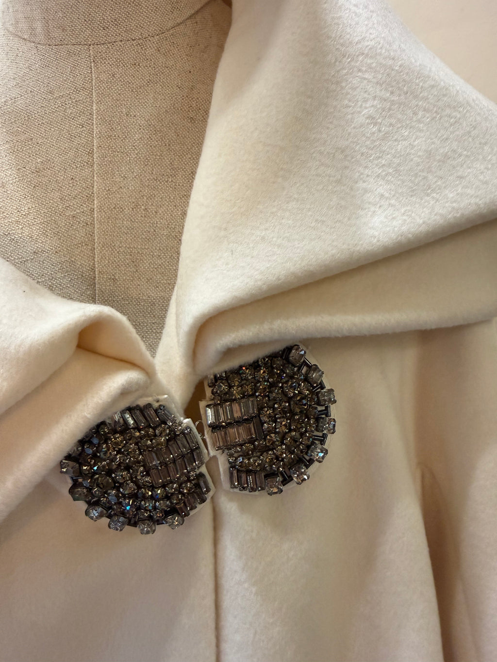 Cappotto Couture  Salvatore Ferragamo  Creations in Lana Panna con Maxi collo a Sciarpa e bottoni Gioiello