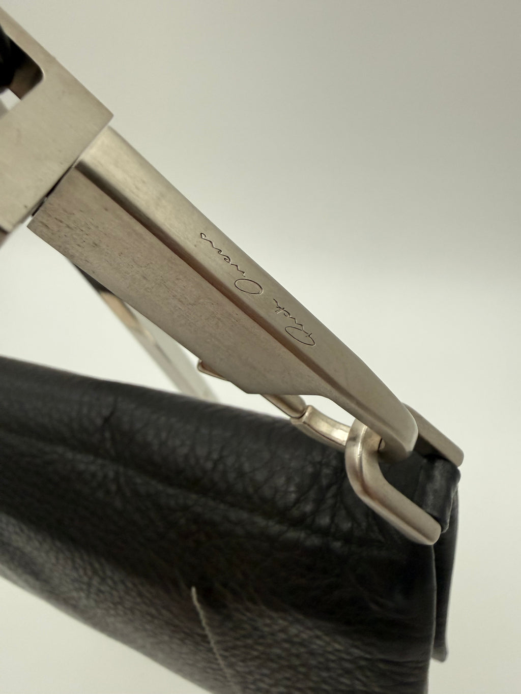 Rick Owens – Borsa Mini Pillow Griffin con Dettaglio Hardware Monumentale