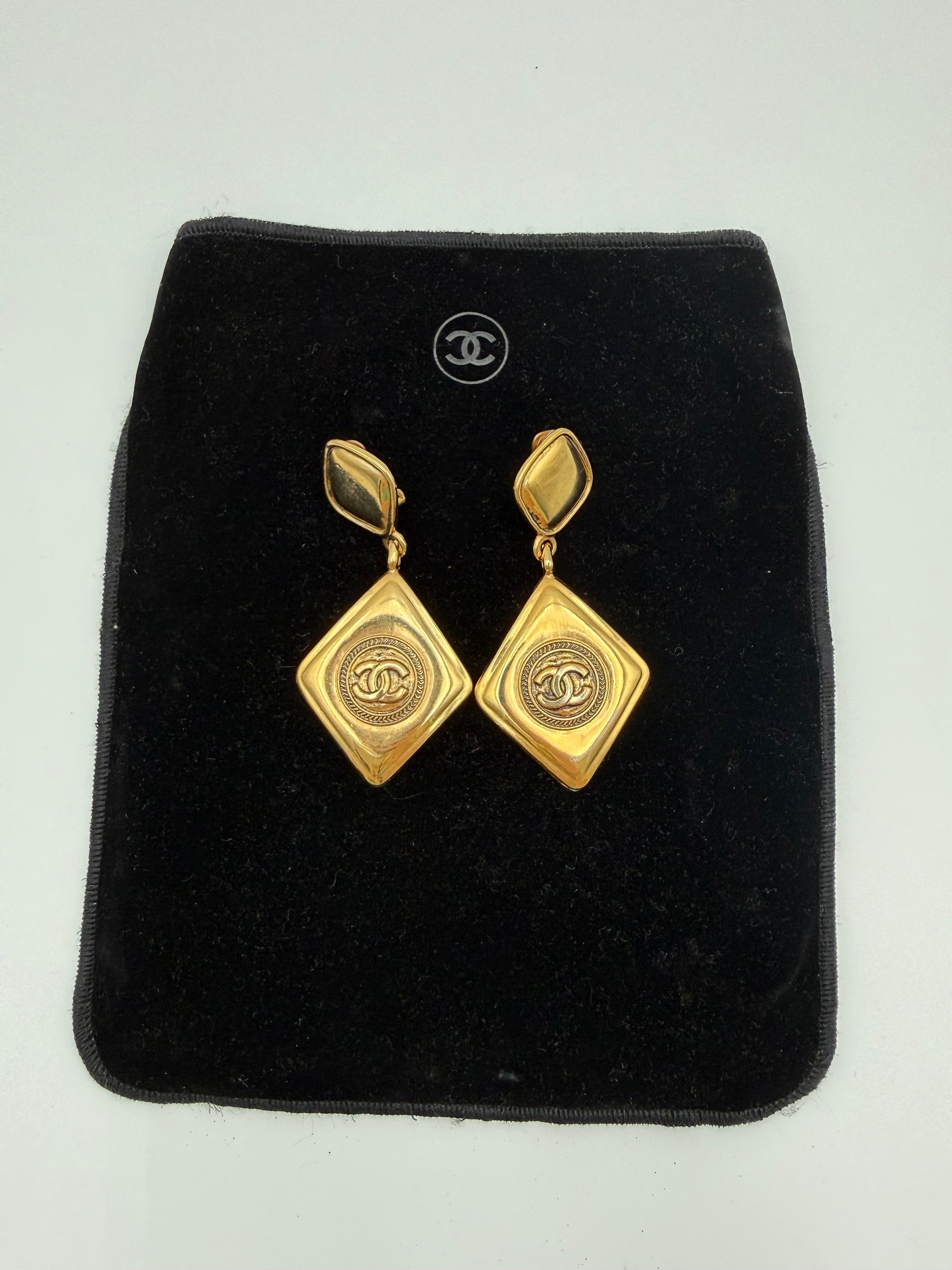 Chanel orecchini Pendenti  a Rombo con Logo CC Vintage Placcati oro  anni 80’ Karl Lagerfeld