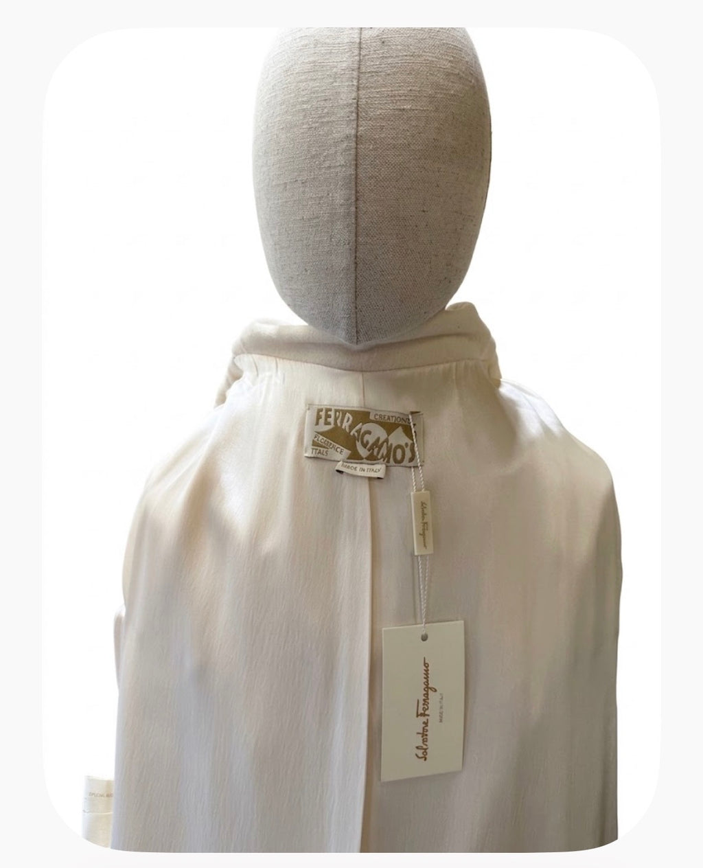 Cappotto Couture  Salvatore Ferragamo  Creations in Lana Panna con Maxi collo a Sciarpa e bottoni Gioiello