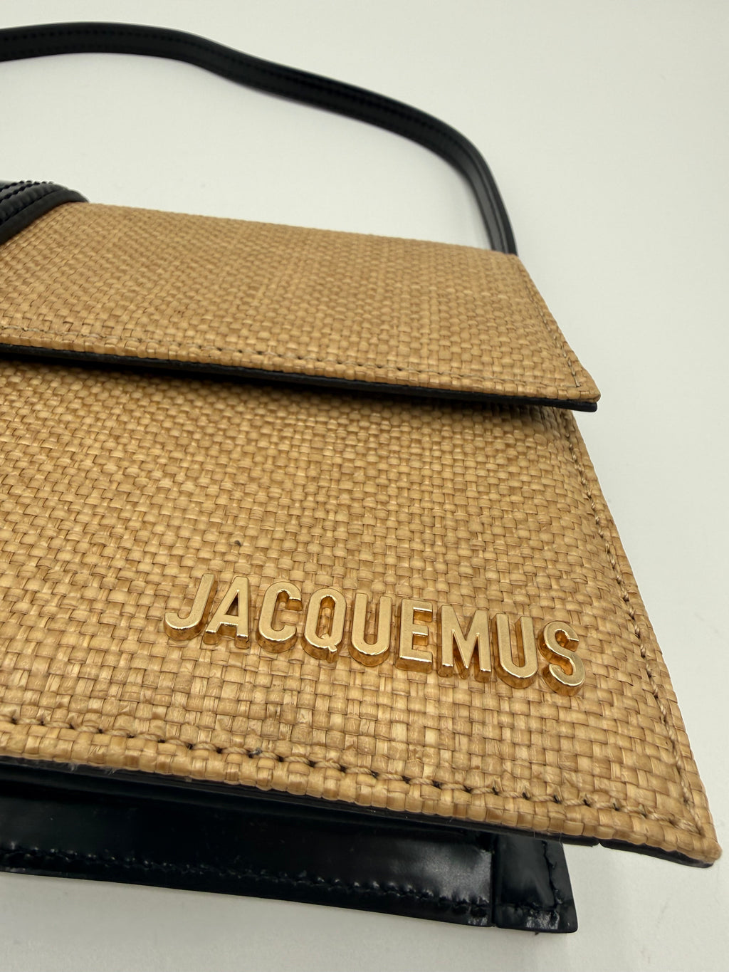 Jcquemus Borsa Le Bambino Long in tessuto Canvas intrecciato beige  con dettagli e tracolla in pelle nera.