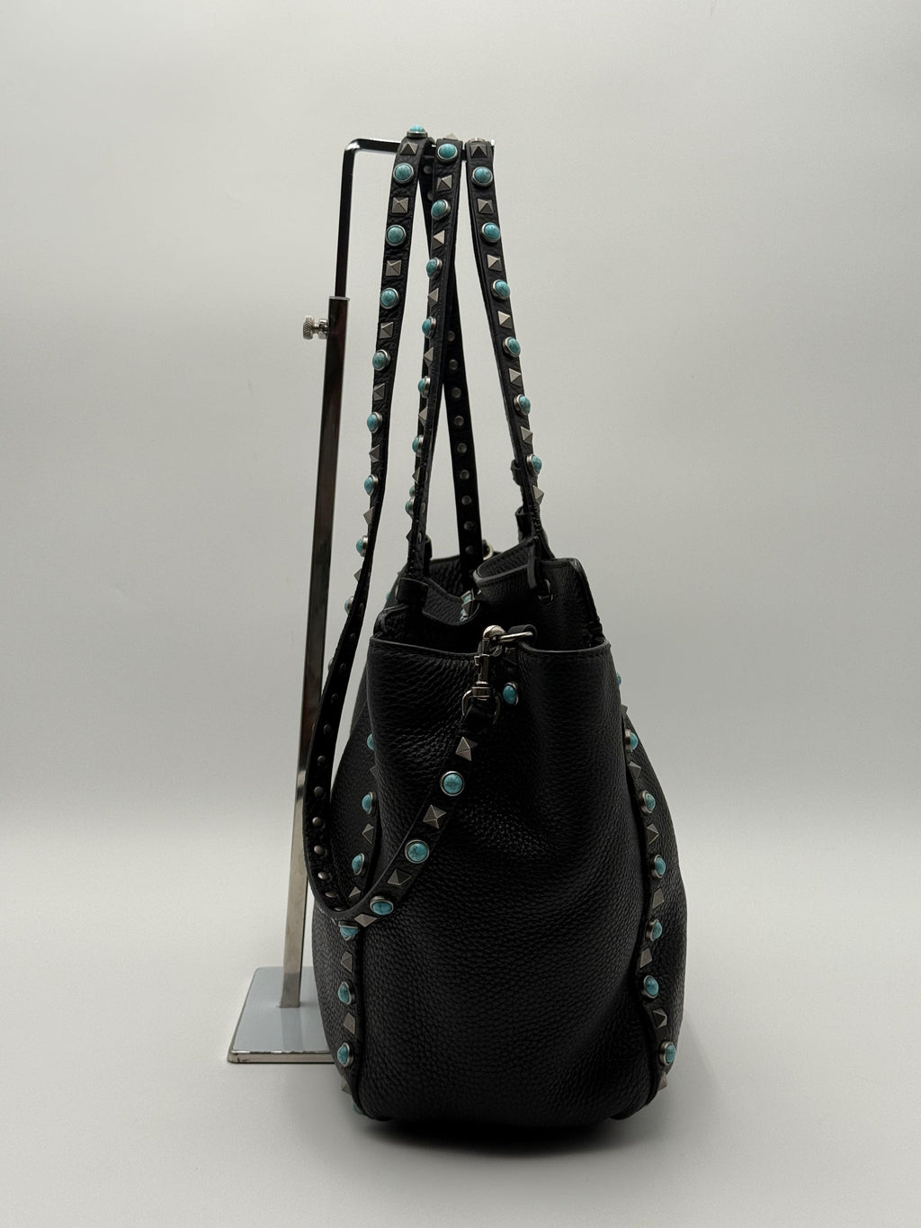 Valentino Garavani Borsa Tote Rockstud Medium Rolling in Pelle Granata Nera e Pietre Turchese - Mercatino di Ninni
