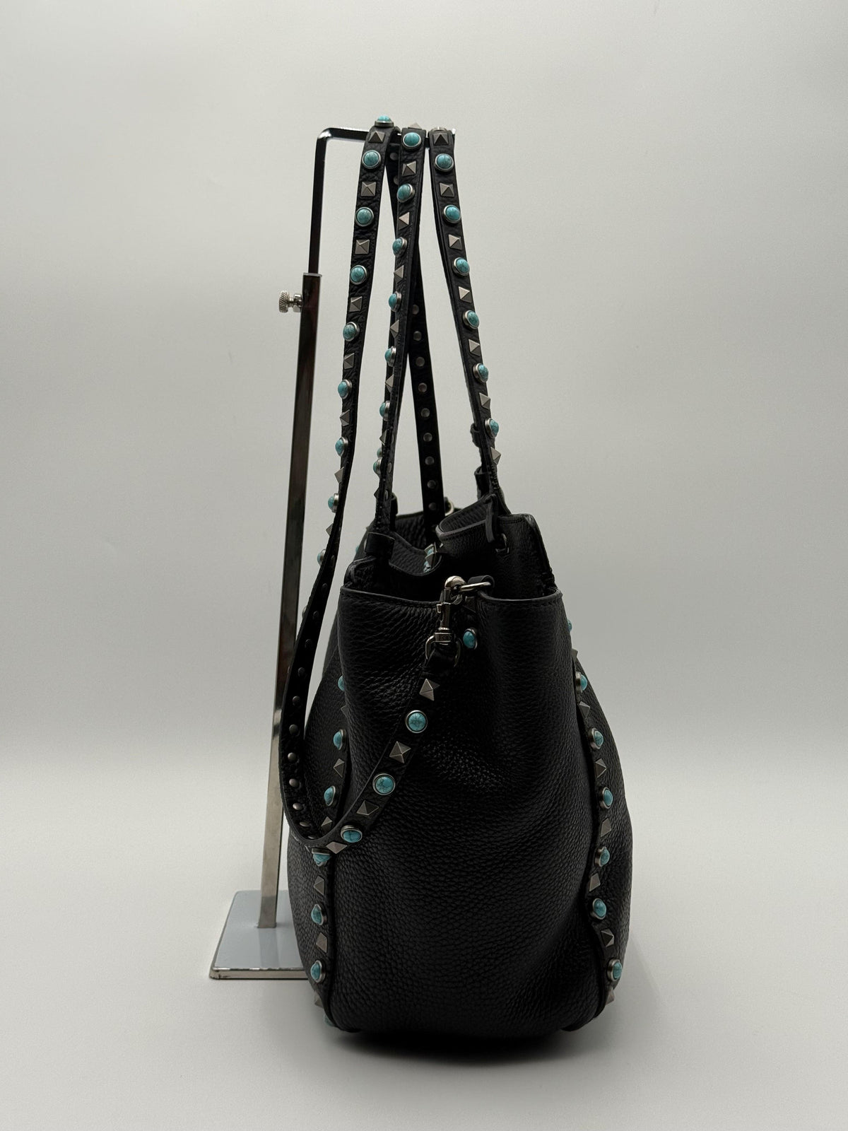 Valentino Garavani Borsa Tote Rockstud Medium Rolling in Pelle Granata Nera e Pietre Turchese - Mercatino di Ninni