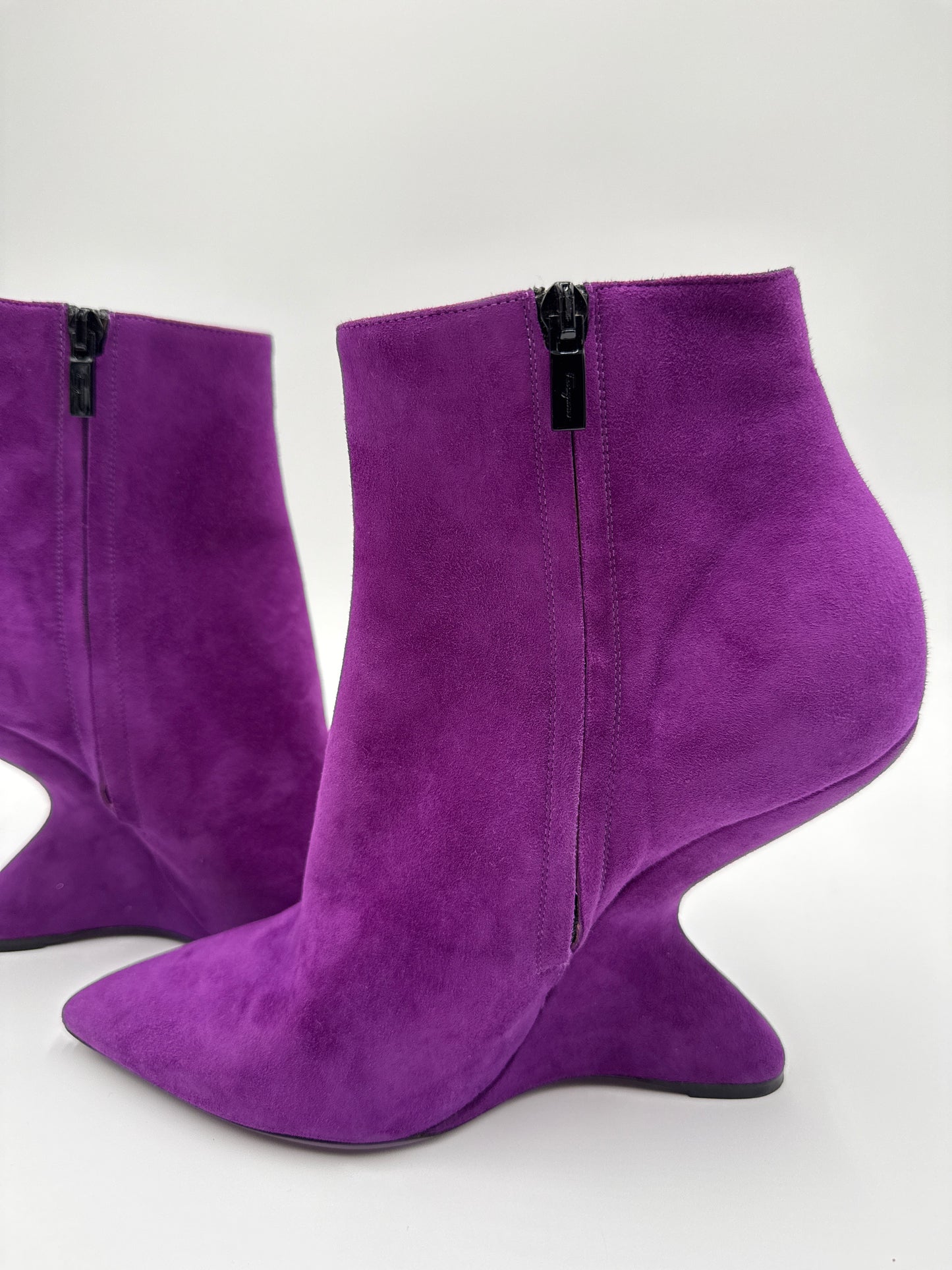 Salvatore Ferragamo Stivaletti Modello "Bolgheri" Cut-Out Bootie in Pelle Scamosciata Viola