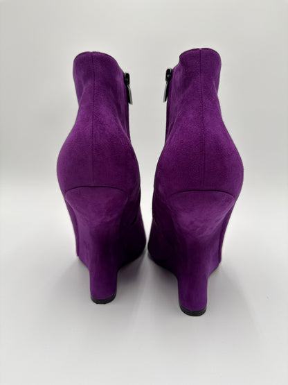 Salvatore Ferragamo Stivaletti Modello "Bolgheri" Cut-Out Bootie in Pelle Scamosciata Viola