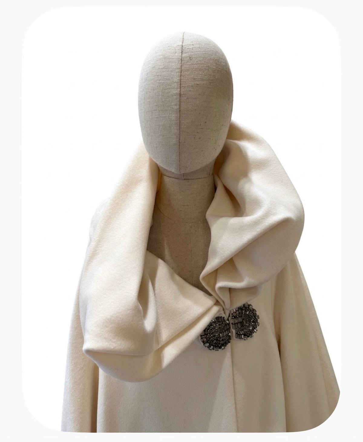 Cappotto Couture  Salvatore Ferragamo  Creations in Lana Panna con Maxi collo a Sciarpa e bottoni Gioiello