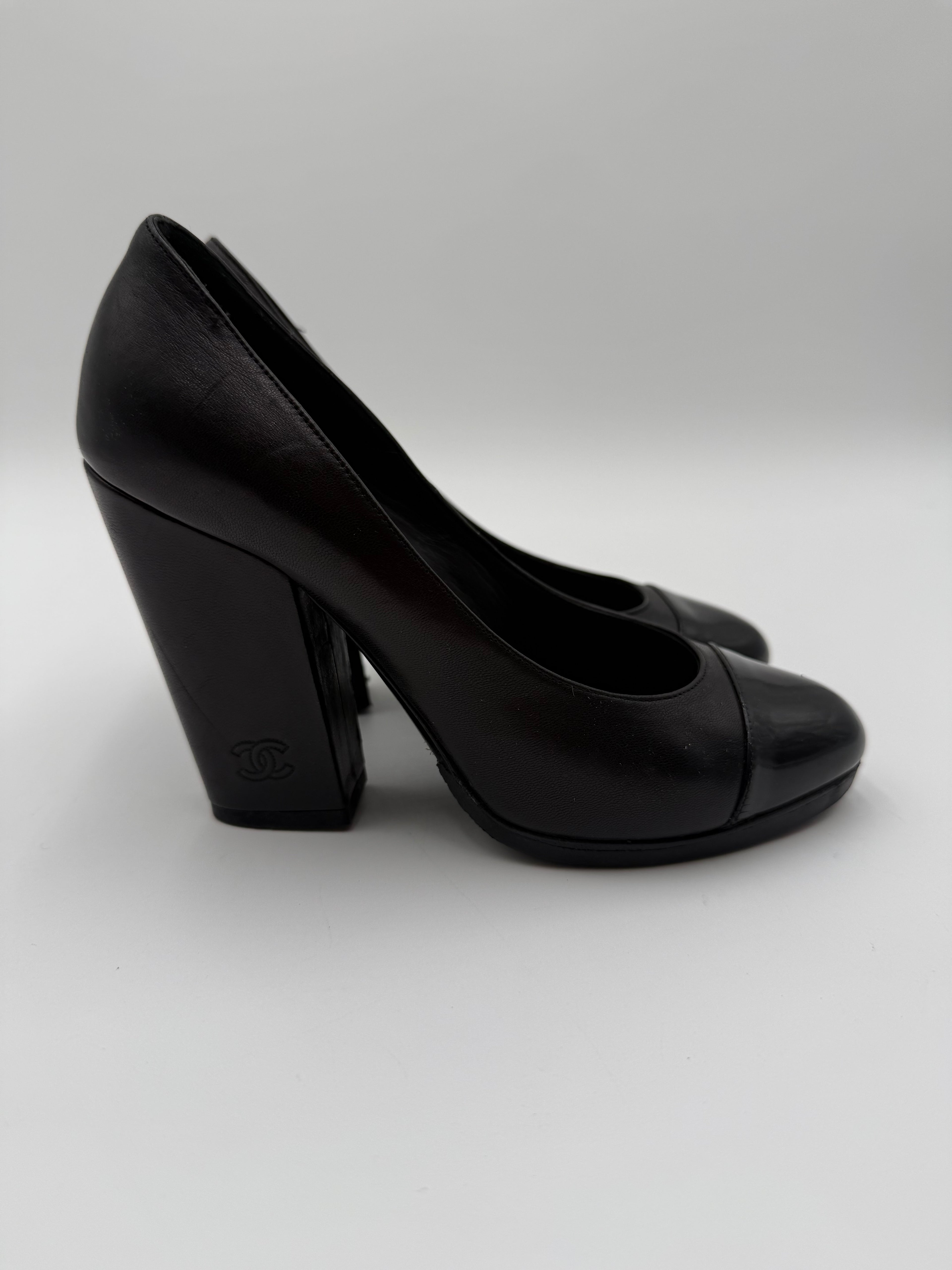 Chanel Décolté Cap- Toe in Pelle e Vernice Nera