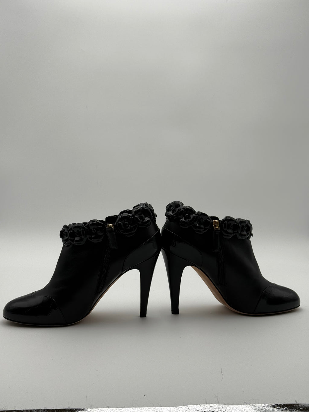 Chanel Stivaletto Camelia in Vernice Nero