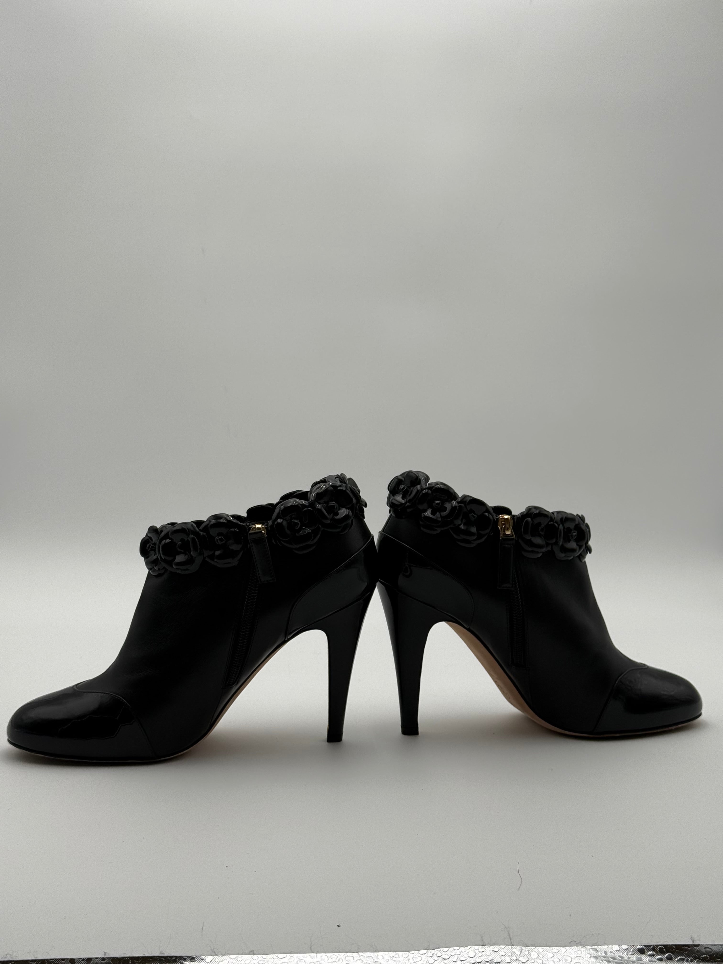 Chanel Stivaletto Camelia in Vernice Nero