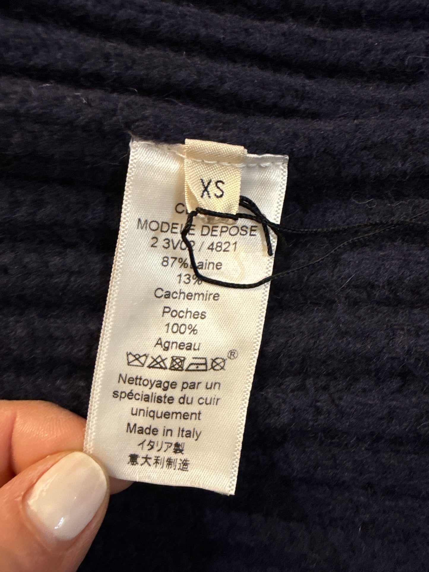 Céline  Caban in Maglia e Pelle