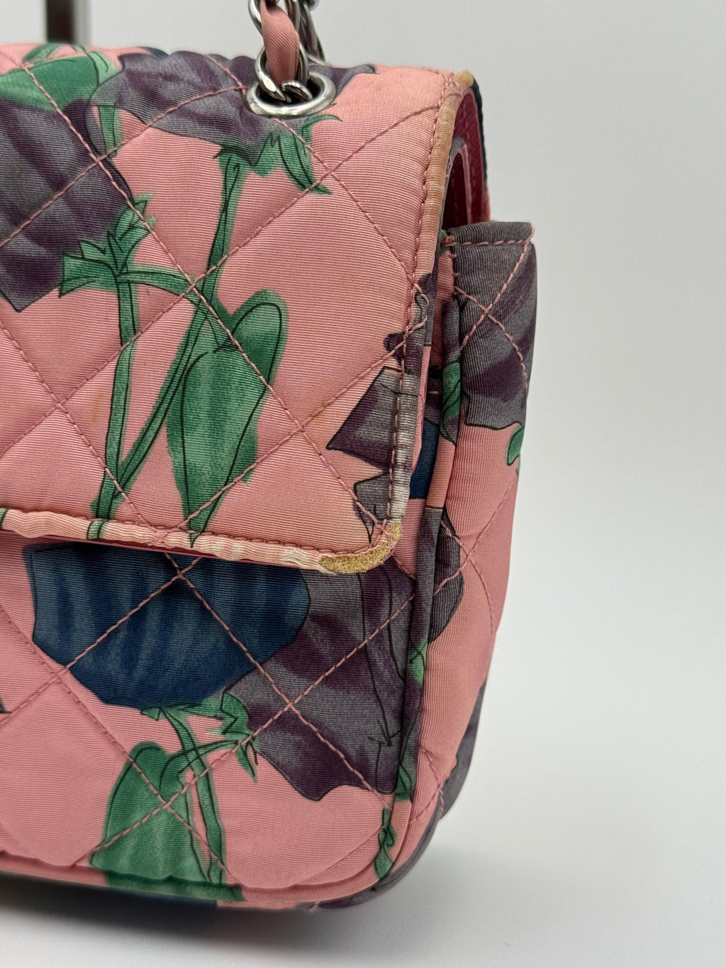 Prada Borsa Vintage Flap in Naylon Trapuntato con Motivo Floreale Rosa