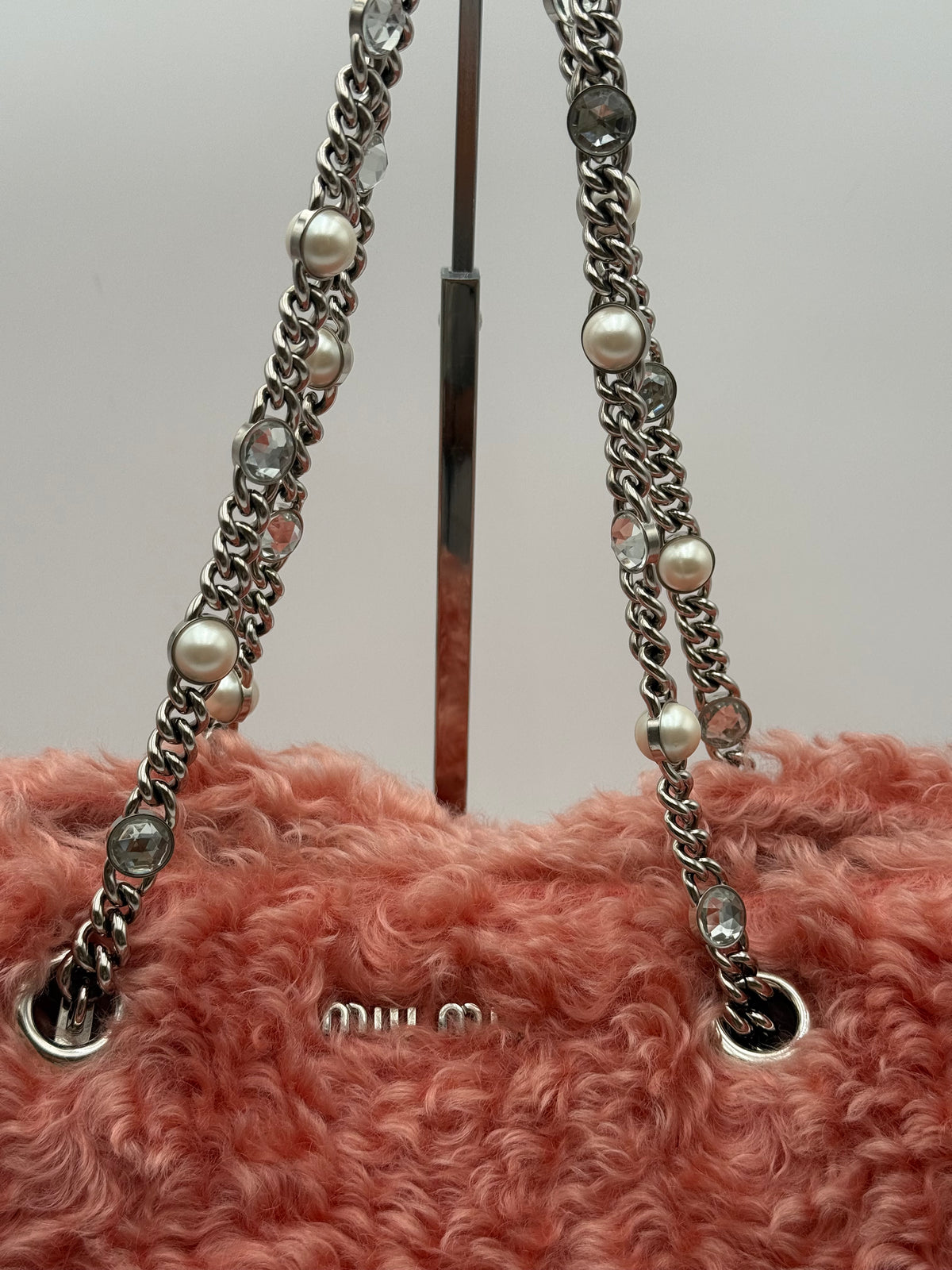 Miu Miu - Borsa Tote Eco Shearling Rosa  Corallo con Dettaglio Gioiello
