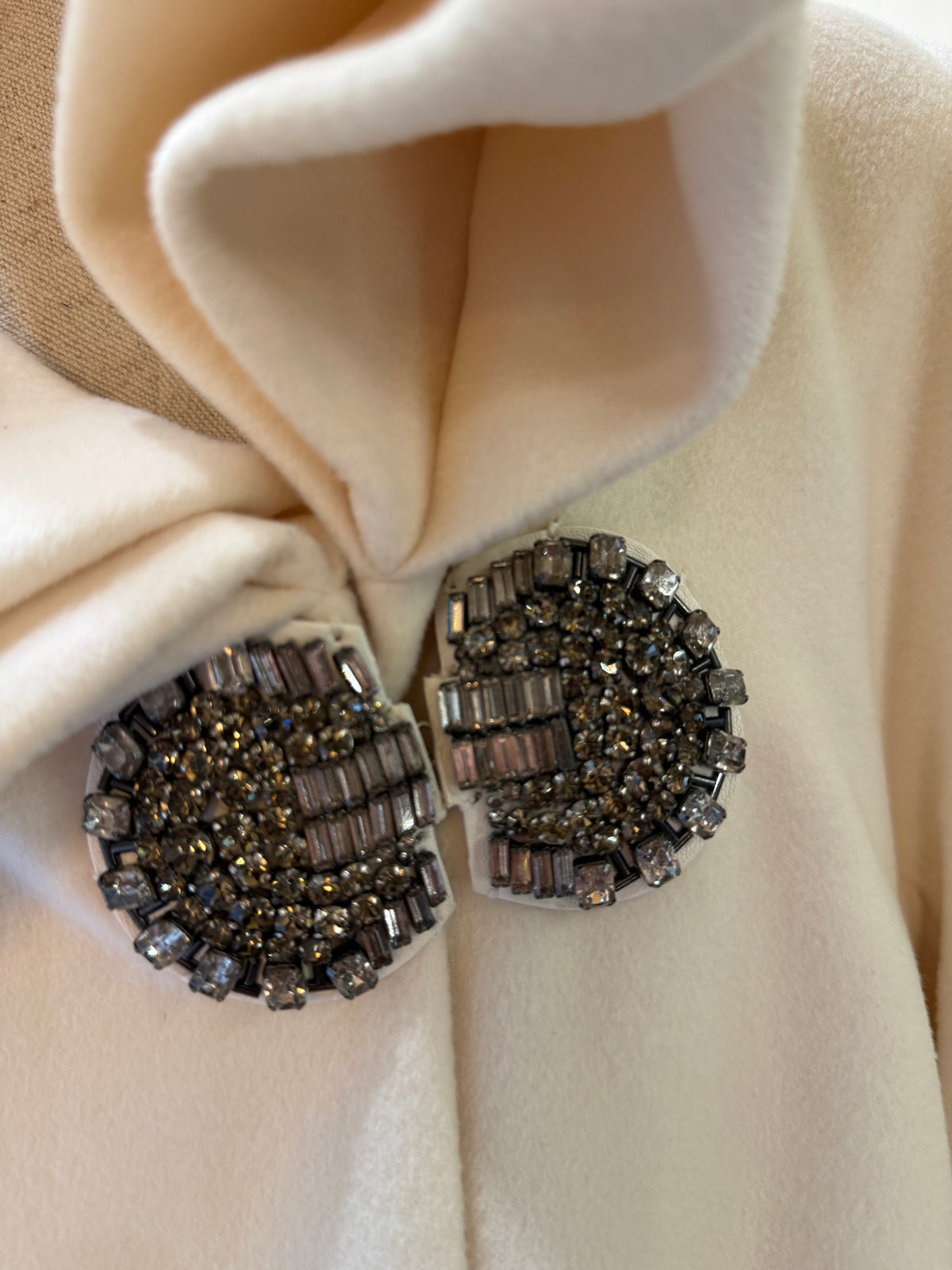 Cappotto Couture  Salvatore Ferragamo  Creations in Lana Panna con Maxi collo a Sciarpa e bottoni Gioiello