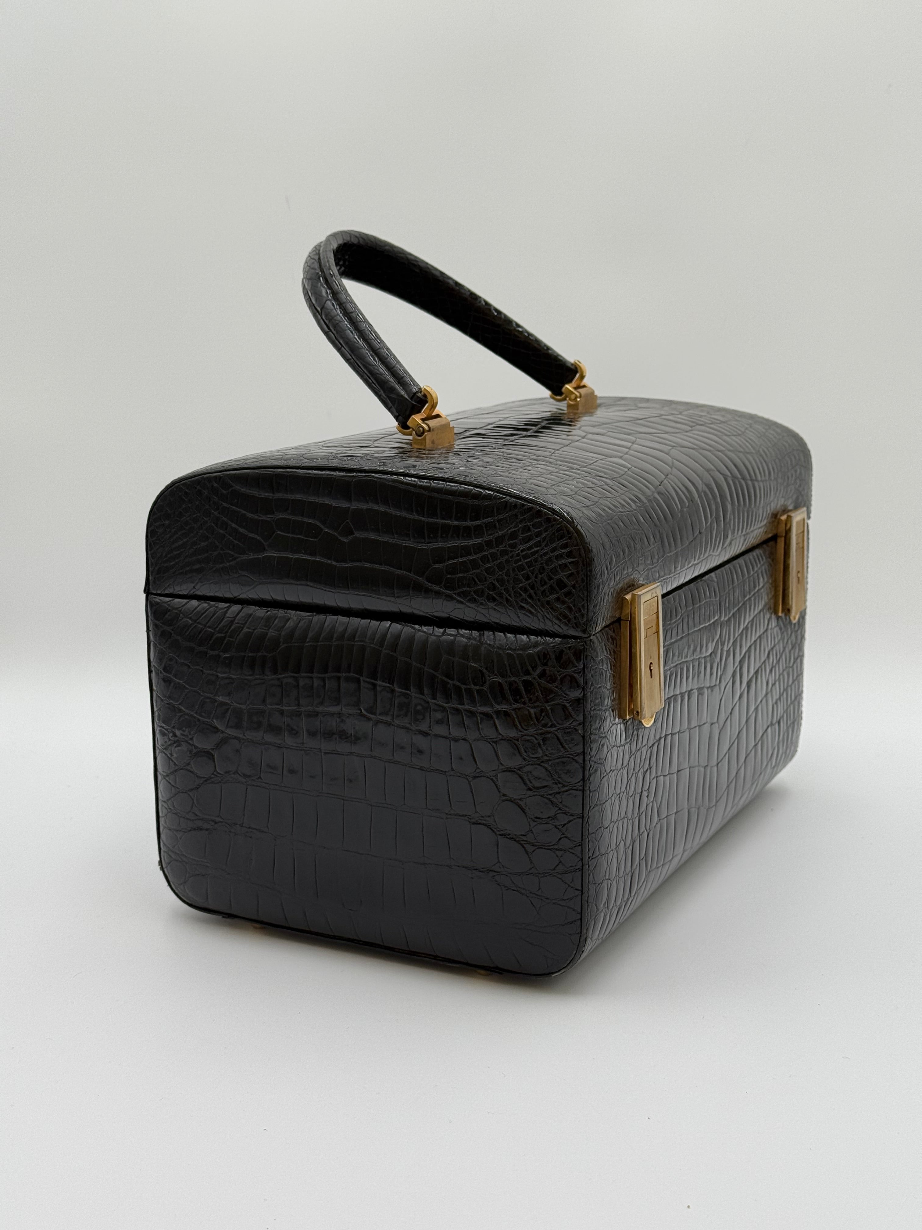 Beauty Casa Vintage  Revlon in Pelle di Coccodrillo Nero