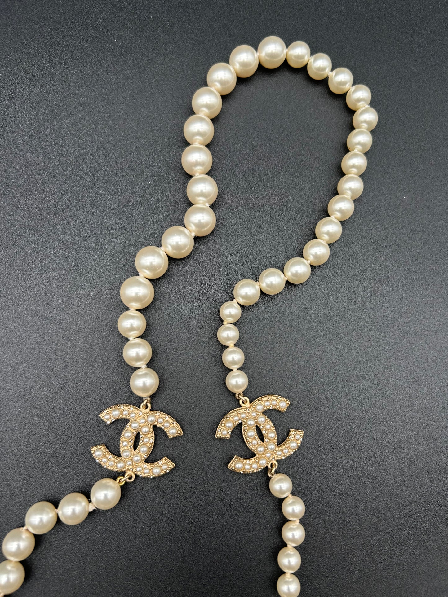 Collana Chanel CC con perle