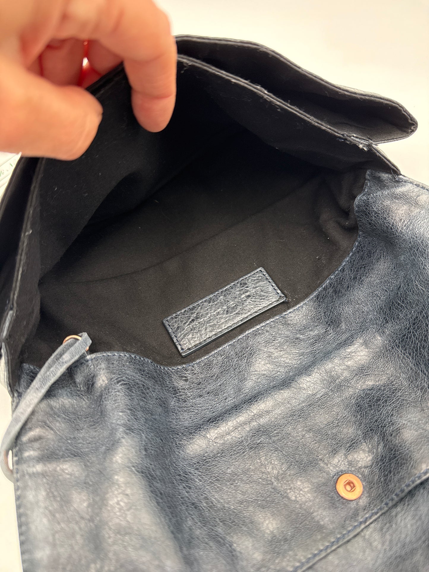 Balenciaga Pochette Giant Envelope in pelle di Agnello Blu