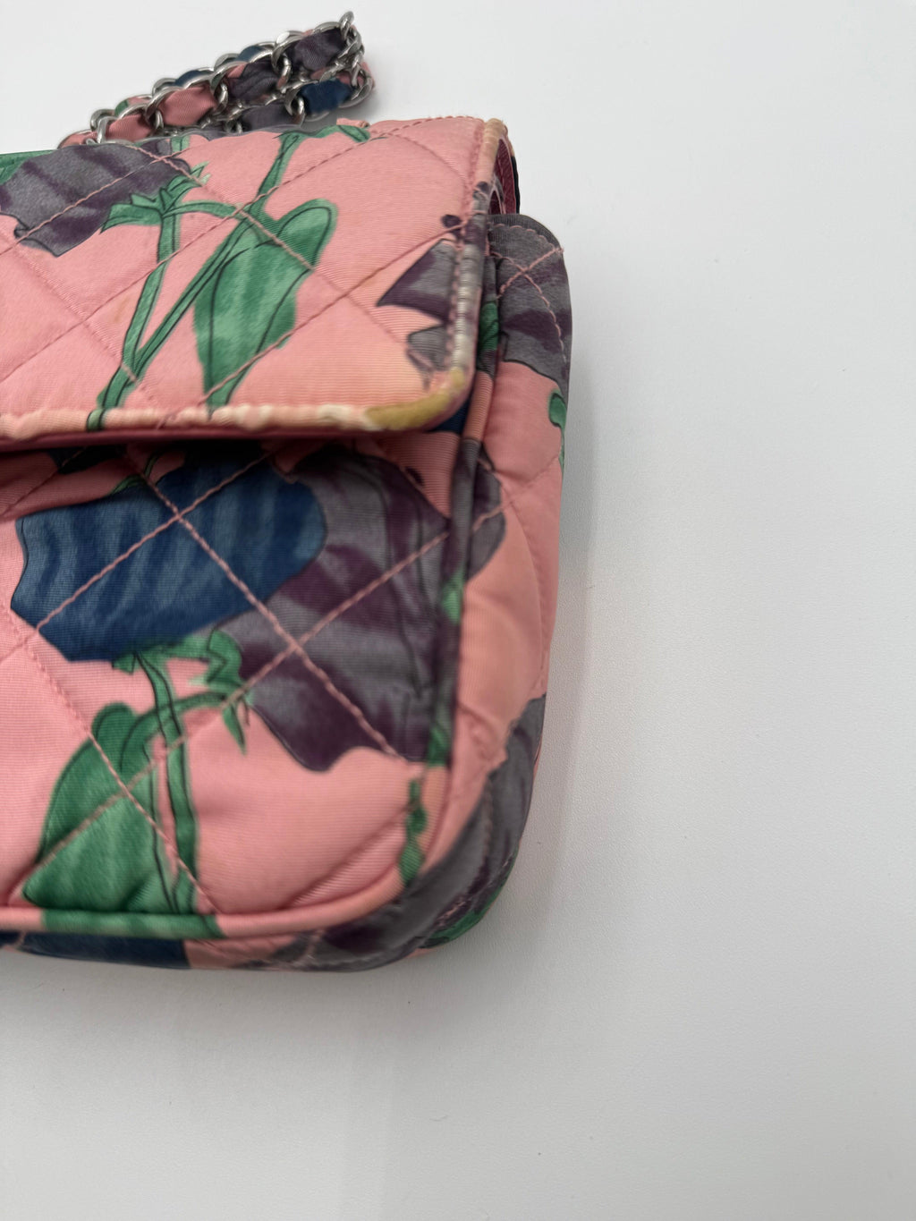 Prada Borsa Vintage Flap in Naylon Trapuntato con Motivo Floreale Rosa