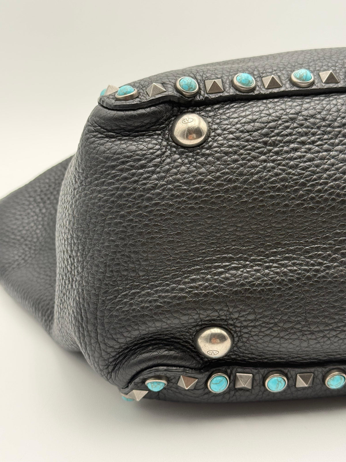 Valentino Garavani Borsa Tote Rockstud Medium Rolling in Pelle Granata Nera e Pietre Turchese - Mercatino di Ninni